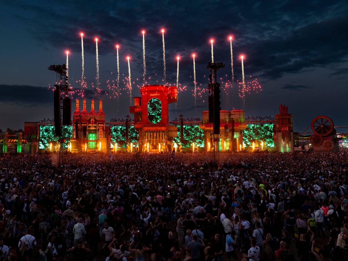 Der schwedische DJ Alesso, bürgerlich Alessandro Rodolfo Renato Lindblad, bei seinem Auftritt auf der Parookaville-Mainstage 2023, Feuerwerk wird gezündet.