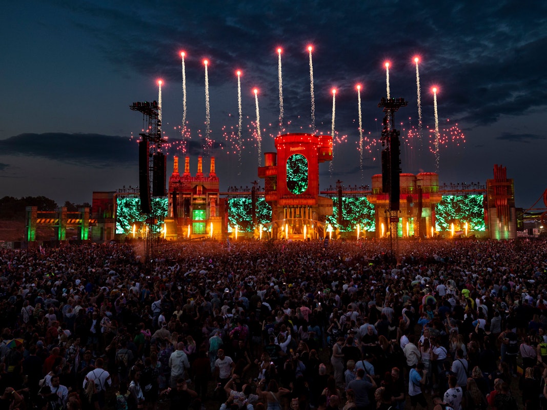Der schwedische DJ Alesso, bürgerlich Alessandro Rodolfo Renato Lindblad, bei seinem Auftritt auf der Parookaville-Mainstage 2023, Feuerwerk wird gezündet.