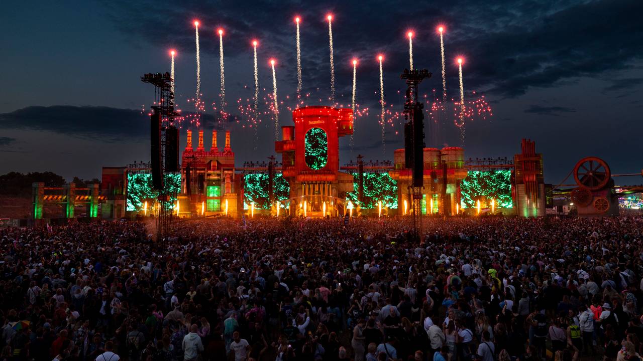 Der schwedische DJ Alesso, bürgerlich Alessandro Rodolfo Renato Lindblad, bei seinem Auftritt auf der Parookaville-Mainstage 2023, Feuerwerk wird gezündet.
