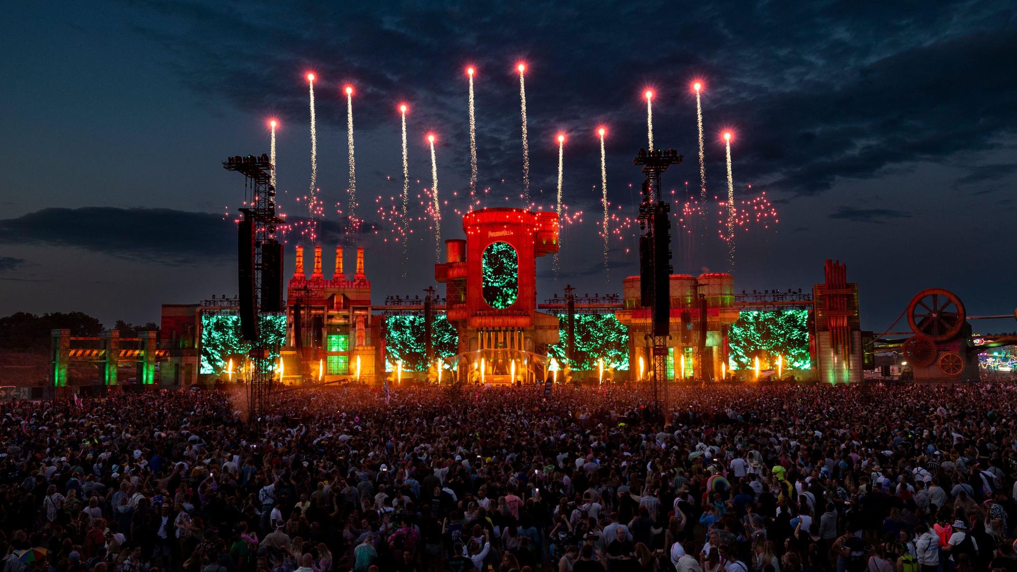 Der schwedische DJ Alesso, bürgerlich Alessandro Rodolfo Renato Lindblad, bei seinem Auftritt auf der Parookaville-Mainstage 2023, Feuerwerk wird gezündet.