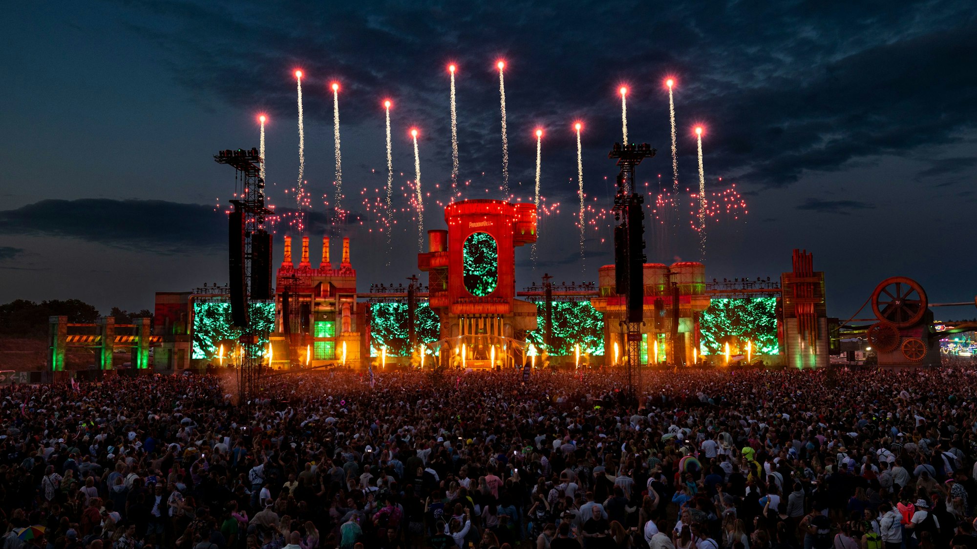Der schwedische DJ Alesso, bürgerlich Alessandro Rodolfo Renato Lindblad, bei seinem Auftritt auf der Parookaville-Mainstage 2023, Feuerwerk wird gezündet.