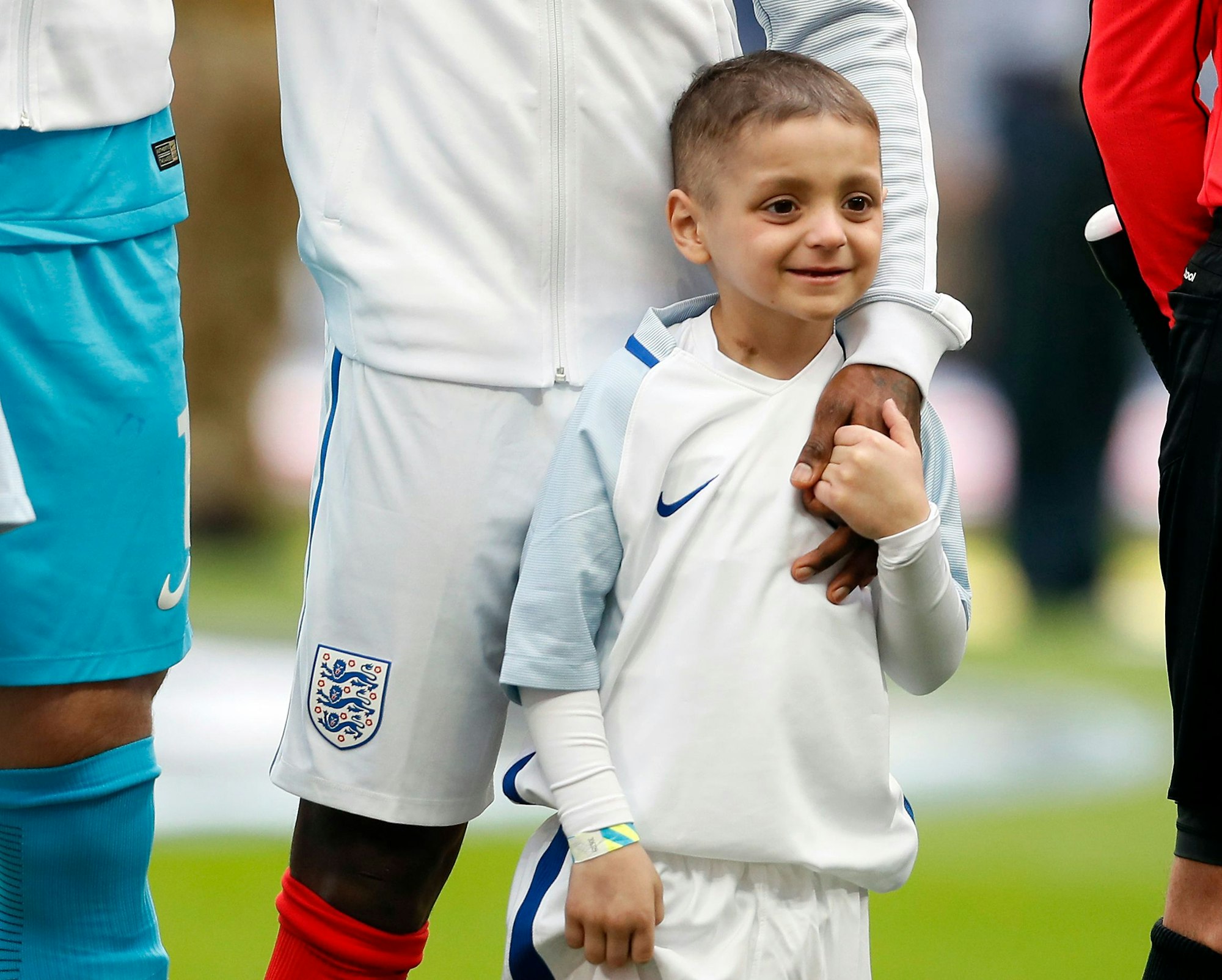 Englands Jermain Defoe hält vor Spielbeginn die Hand von Einlaufkind Bradley Lowery.