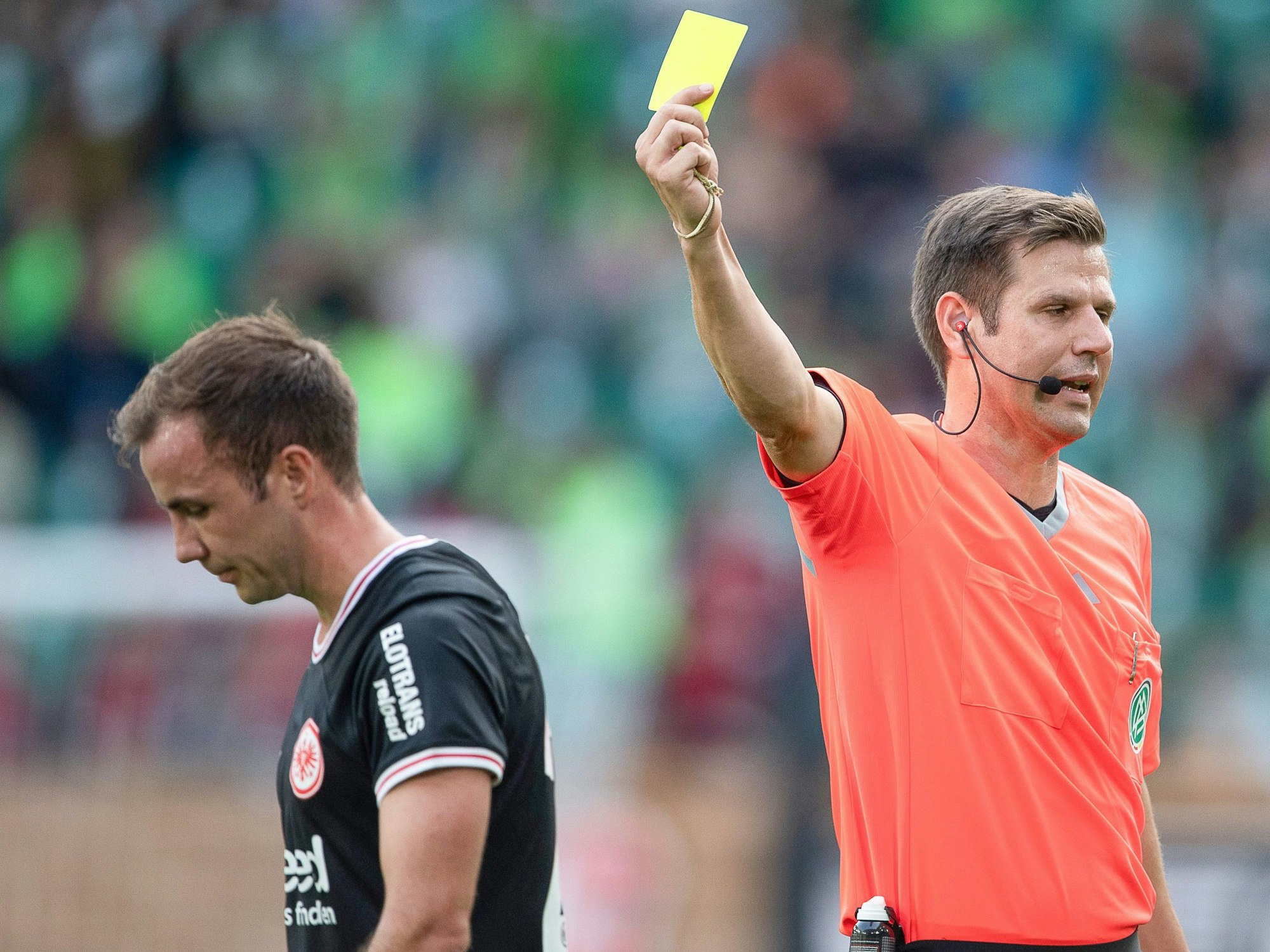 Schiedsrichter Frank Willenborg zeigt Mario Götze die Gelbe Karte.