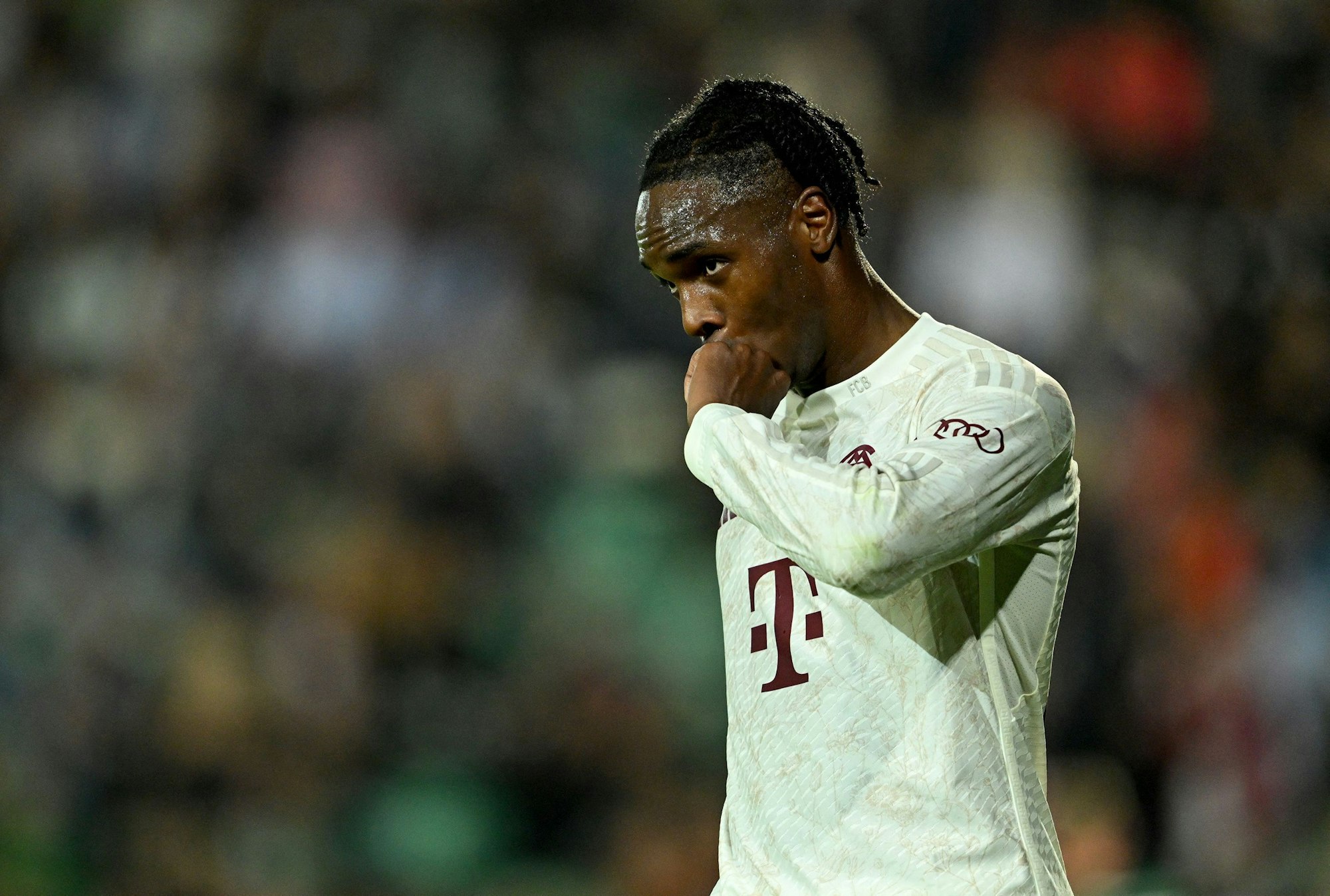 Mathys Tel küsst nach seinem Tor seine Hand.