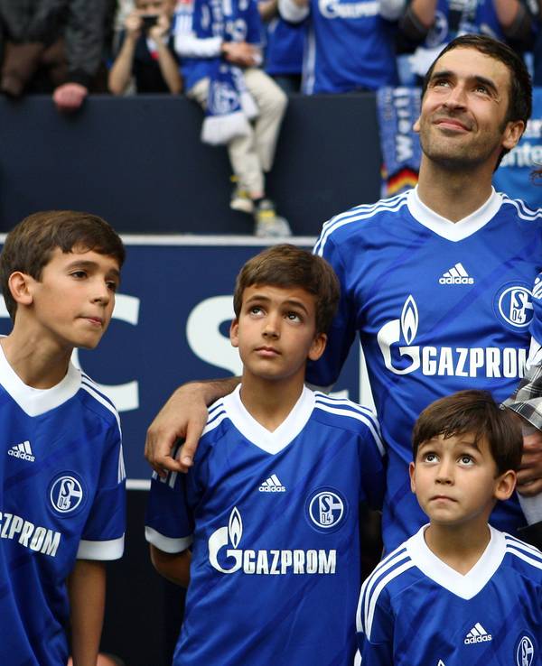 Raúl lächelt mit seinen Kindern bei seiner Schalke-Verabschiedung.