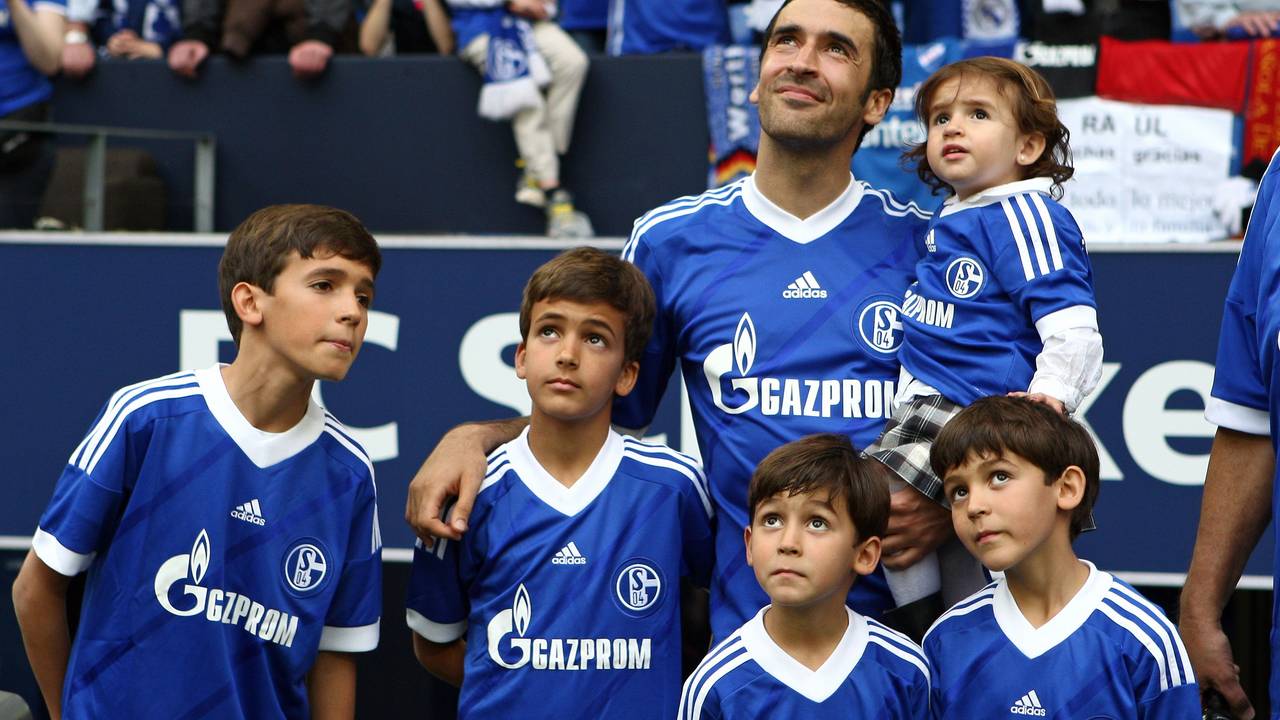 Raúl lächelt mit seinen Kindern bei seiner Schalke-Verabschiedung.