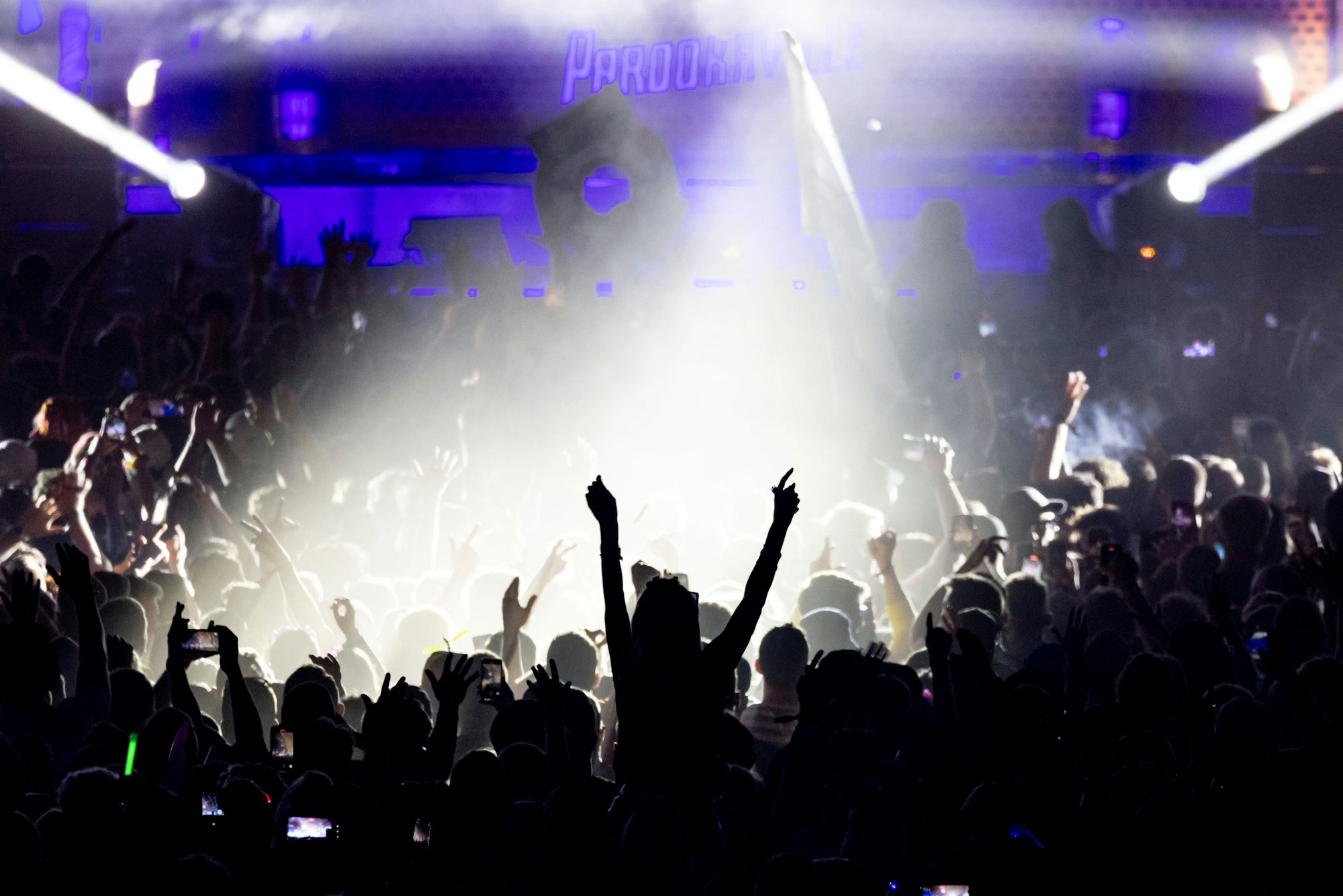 Besucher des Festivals tanzen beim Auftritt von Dimitri Vegas & Like Mike.