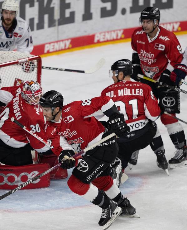 Spielzszene zwischen den Kölner Haien und Adler Mannheim in der Lanxess-Arena.