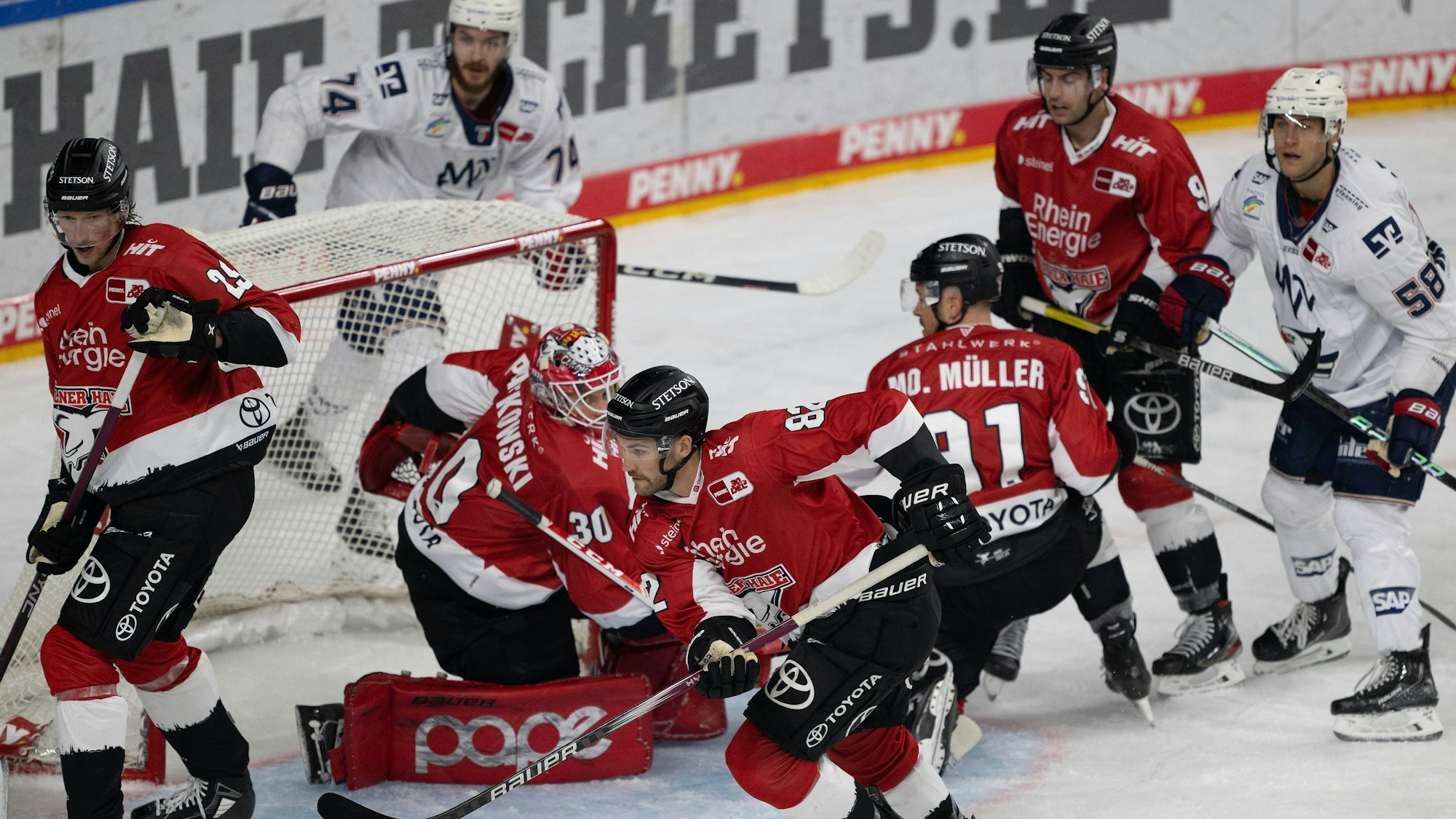 Spielzszene zwischen den Kölner Haien und Adler Mannheim in der Lanxess-Arena.