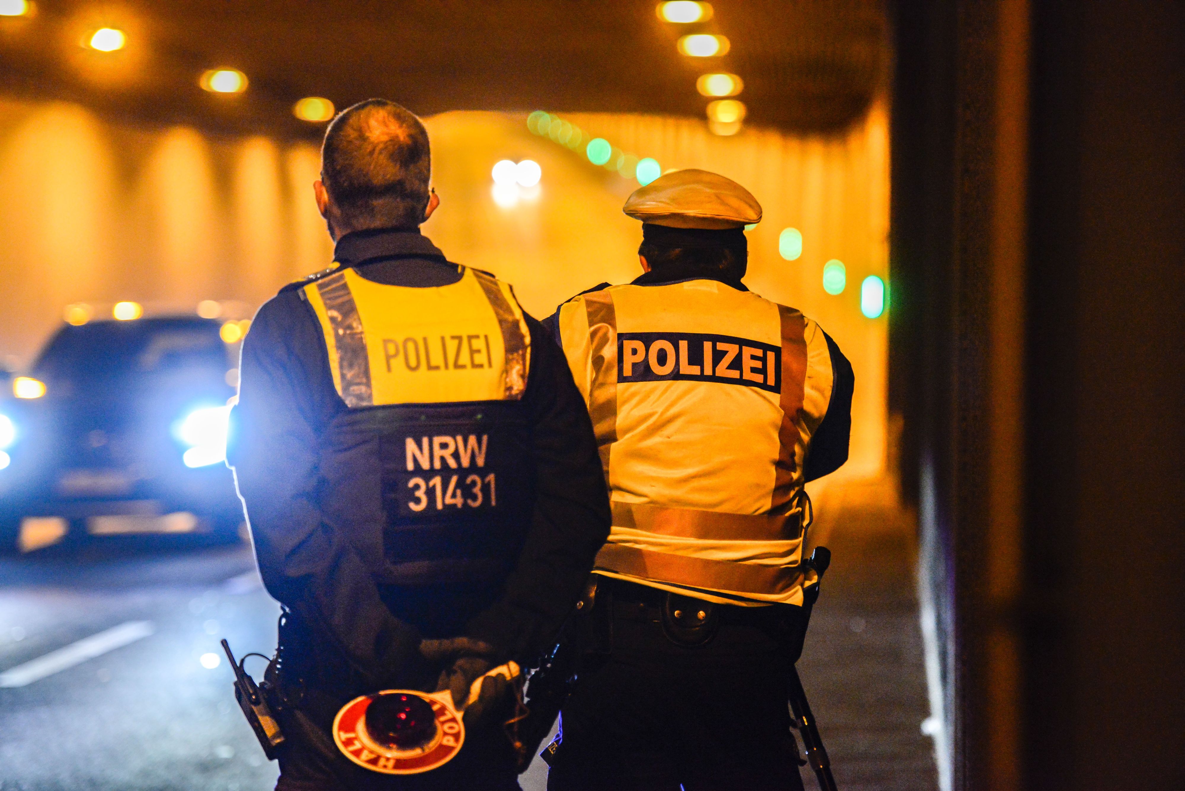 Polizei führt Geschwindigkeitskontrollen am Rheinufertunnel durch.