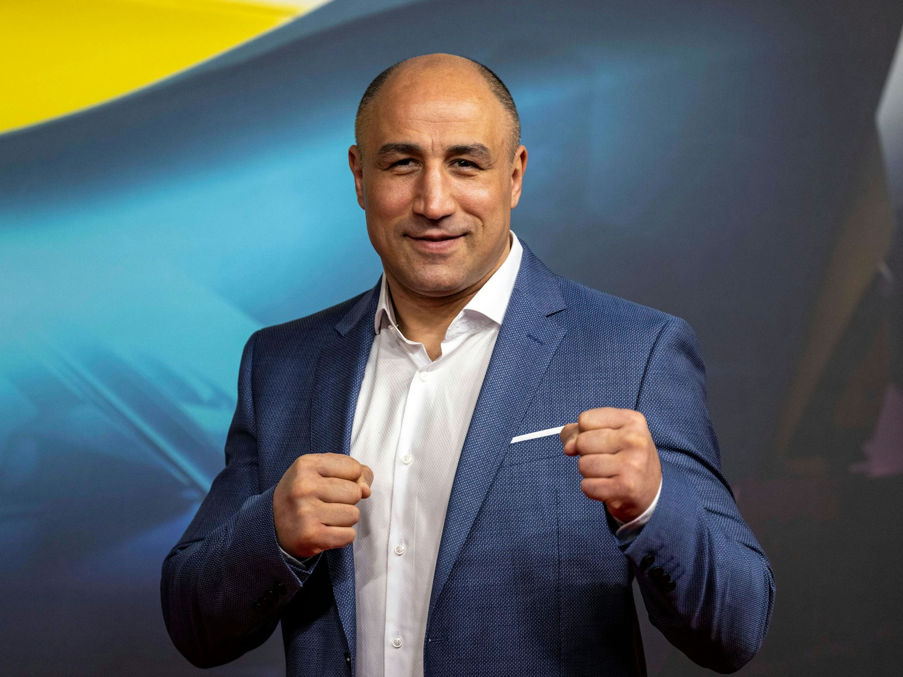 Arthur Abraham posiert für die Fotografen.