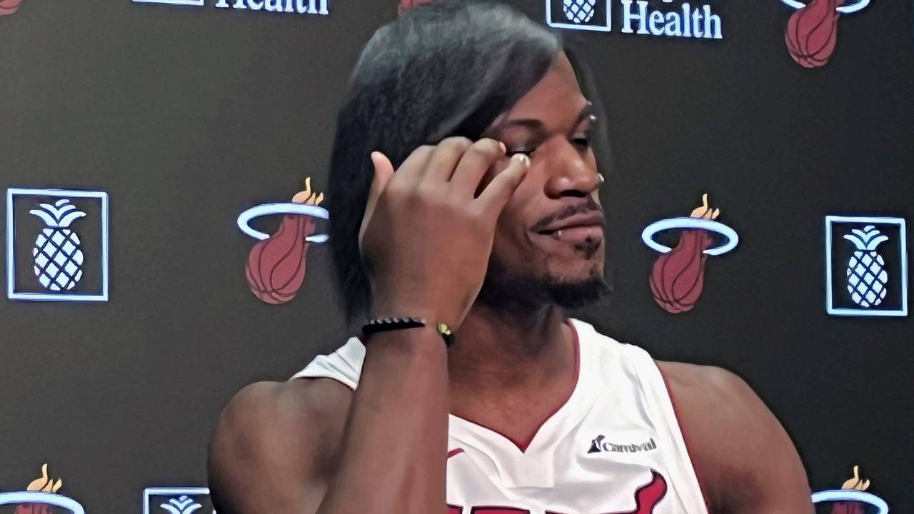 NBA-Star Jimmy Butler fährt sich bei einer Pressekonferenz durch die Haare.