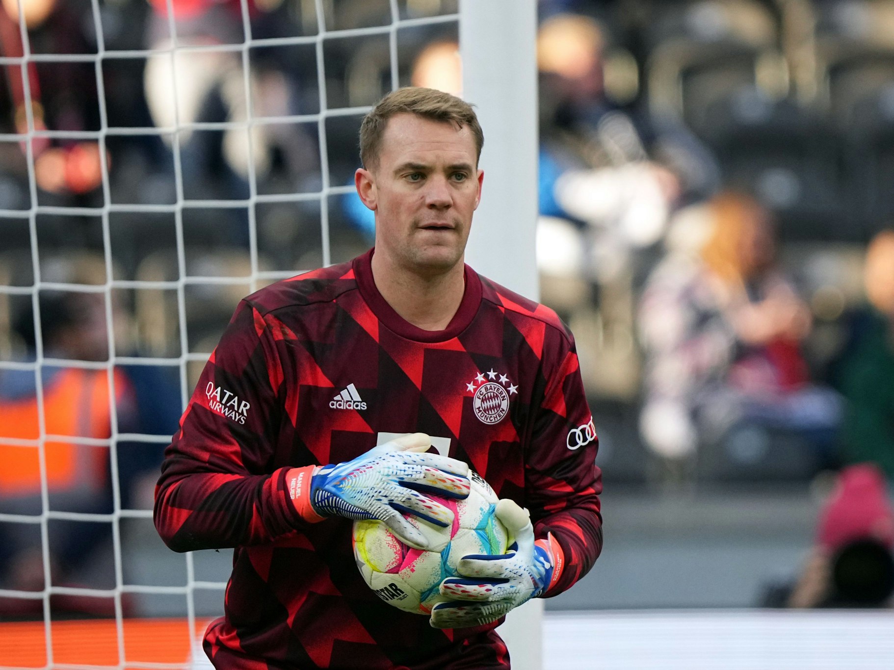 Manuel Neuer macht sich vor einem Bayern-Spiel warm.