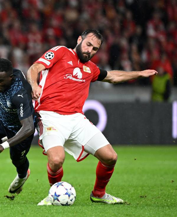 Unions Lucas Tousart (r.) und Bragas Bruma kämpfen um den Ball.
