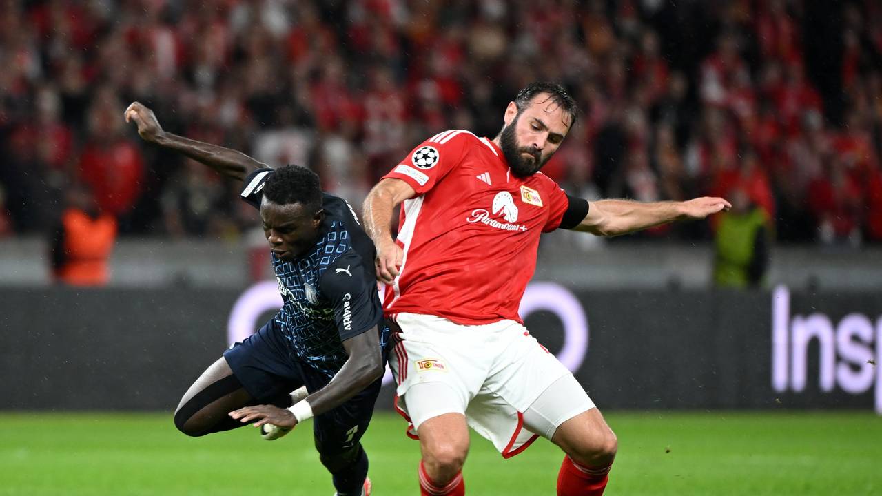 Unions Lucas Tousart (r.) und Bragas Bruma kämpfen um den Ball.