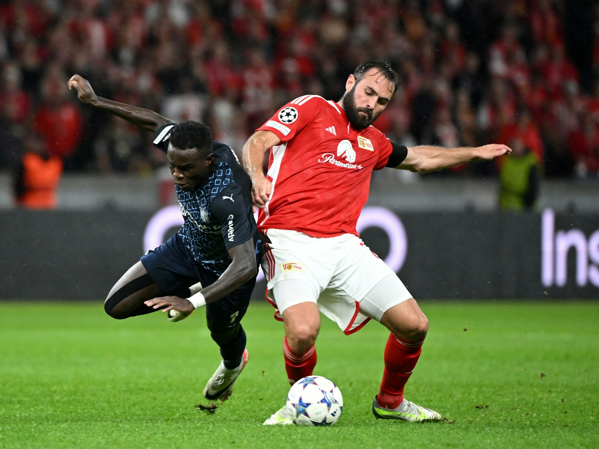 Unions Lucas Tousart (r.) und Bragas Bruma kämpfen um den Ball.