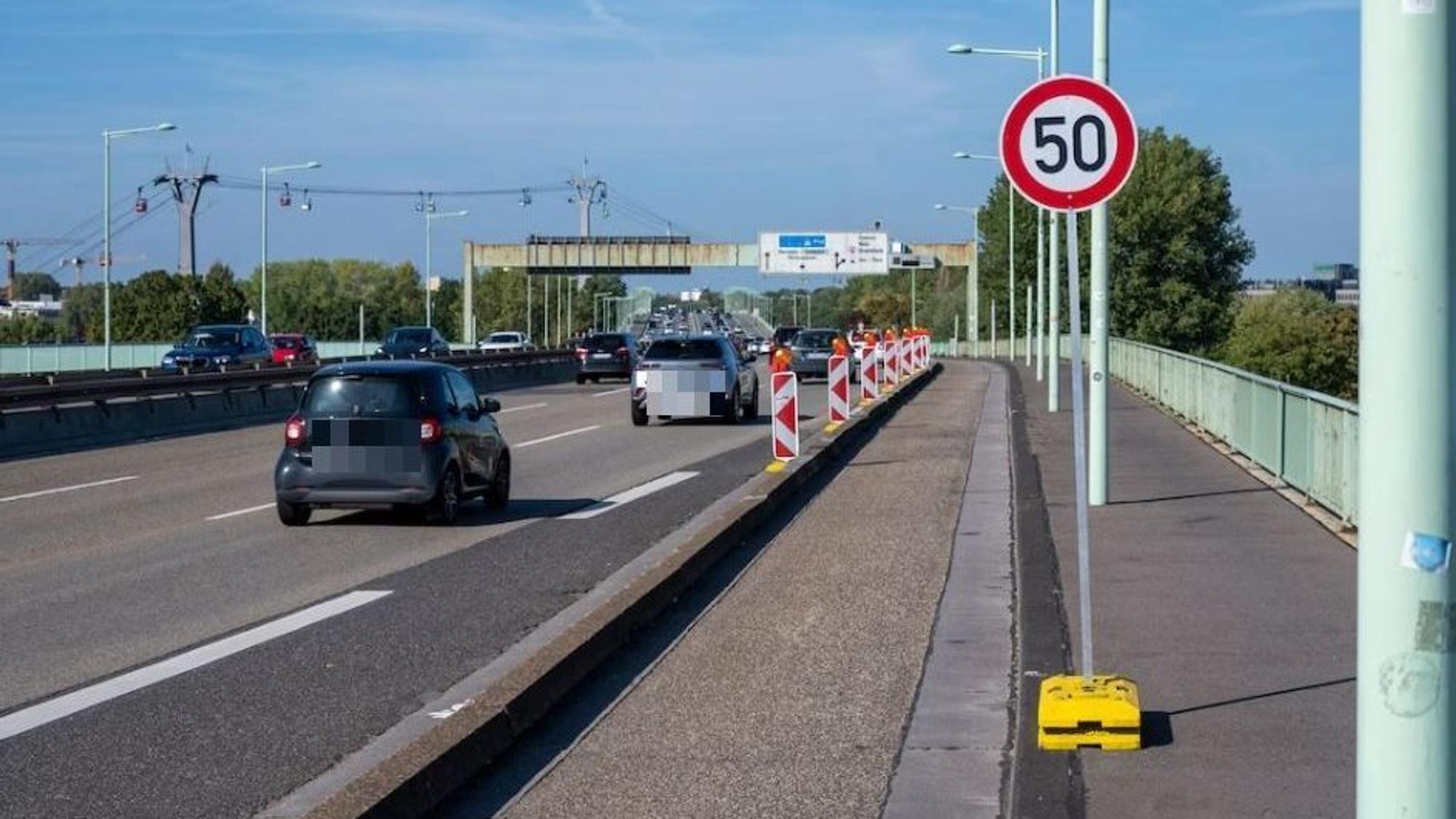 Ein Schild zeigt Tempo 50 auf der Kölner Zoobrücke an.