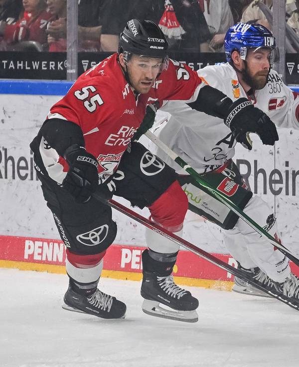 Eishockey: DEL-Spiel zwischen den Kölner Haie und Augsburger Panther. Carter Proft im Duell mit Jordan Southorn.