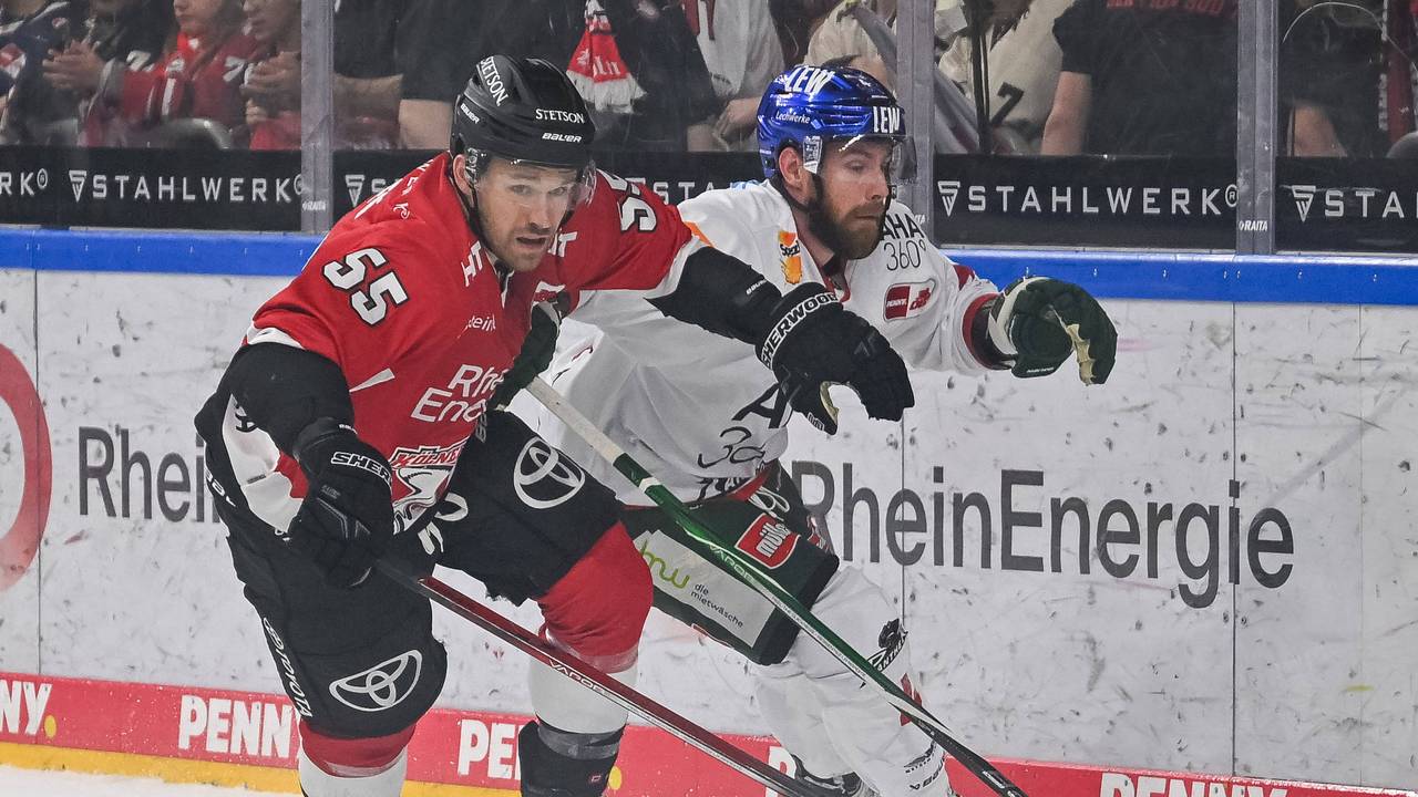 Eishockey: DEL-Spiel zwischen den Kölner Haie und Augsburger Panther. Carter Proft im Duell mit Jordan Southorn.