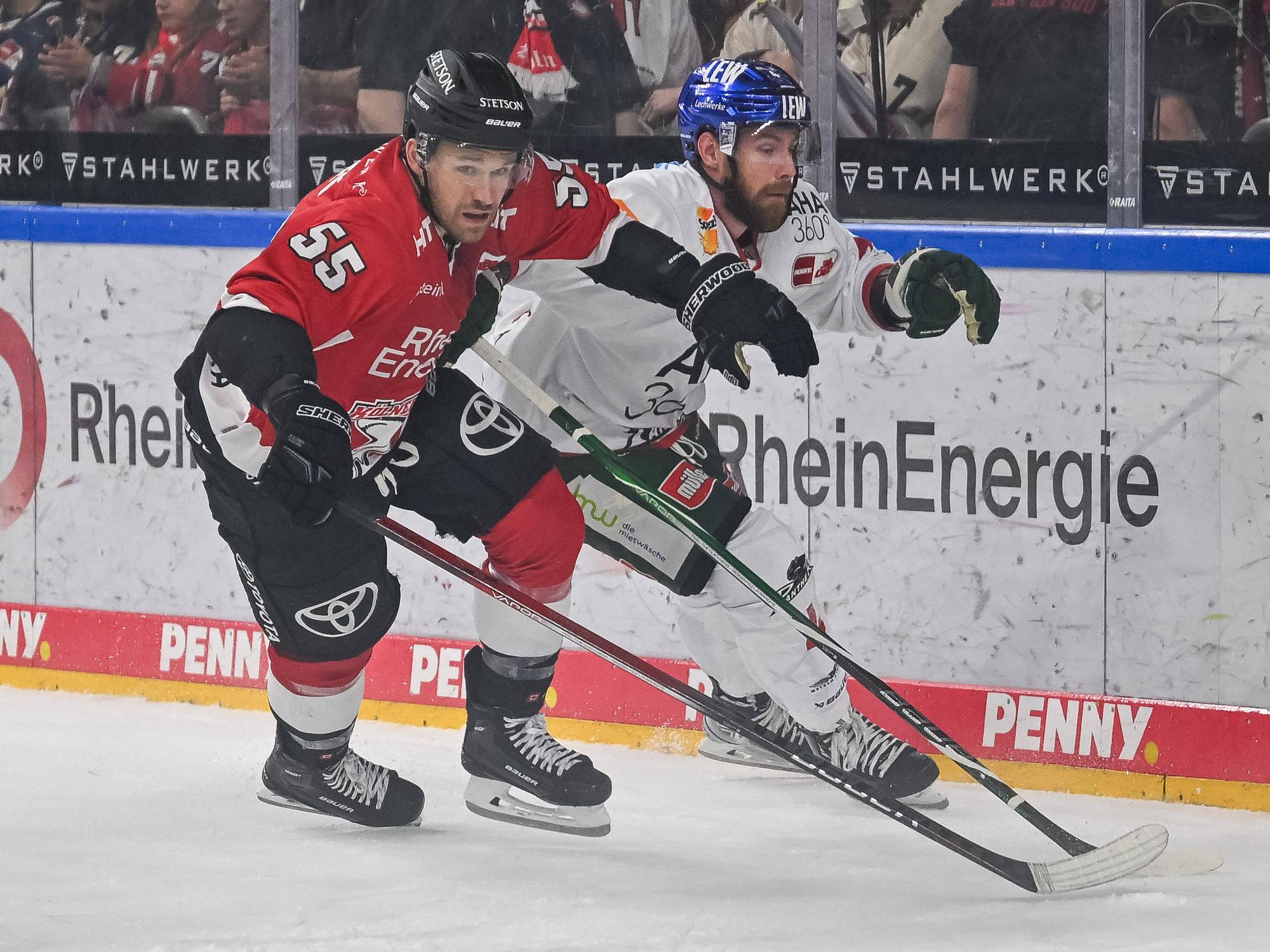 Eishockey: DEL-Spiel zwischen den Kölner Haie und Augsburger Panther. Carter Proft im Duell mit Jordan Southorn.