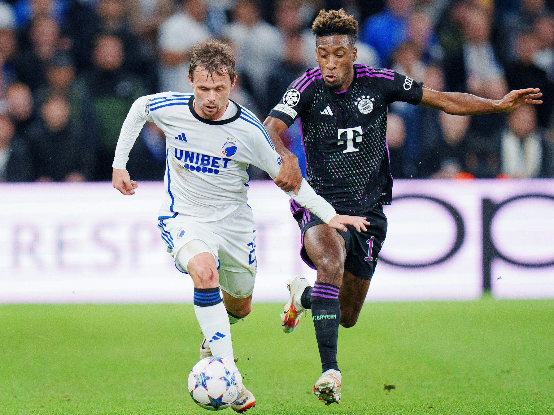 Kingsley Coman (l.) und Peter Ankersen im Lauf-Duell um den Ball.