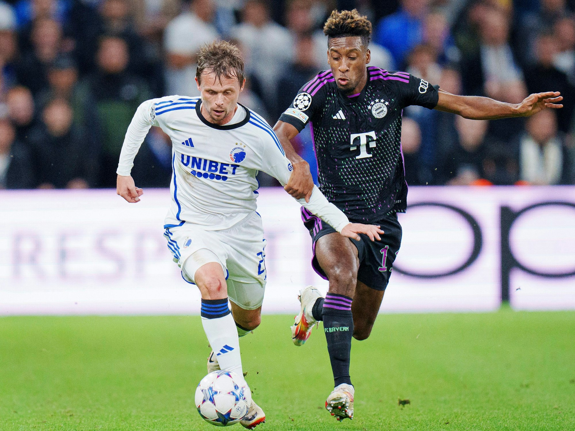 Kingsley Coman (l.) und Peter Ankersen im Lauf-Duell um den Ball.