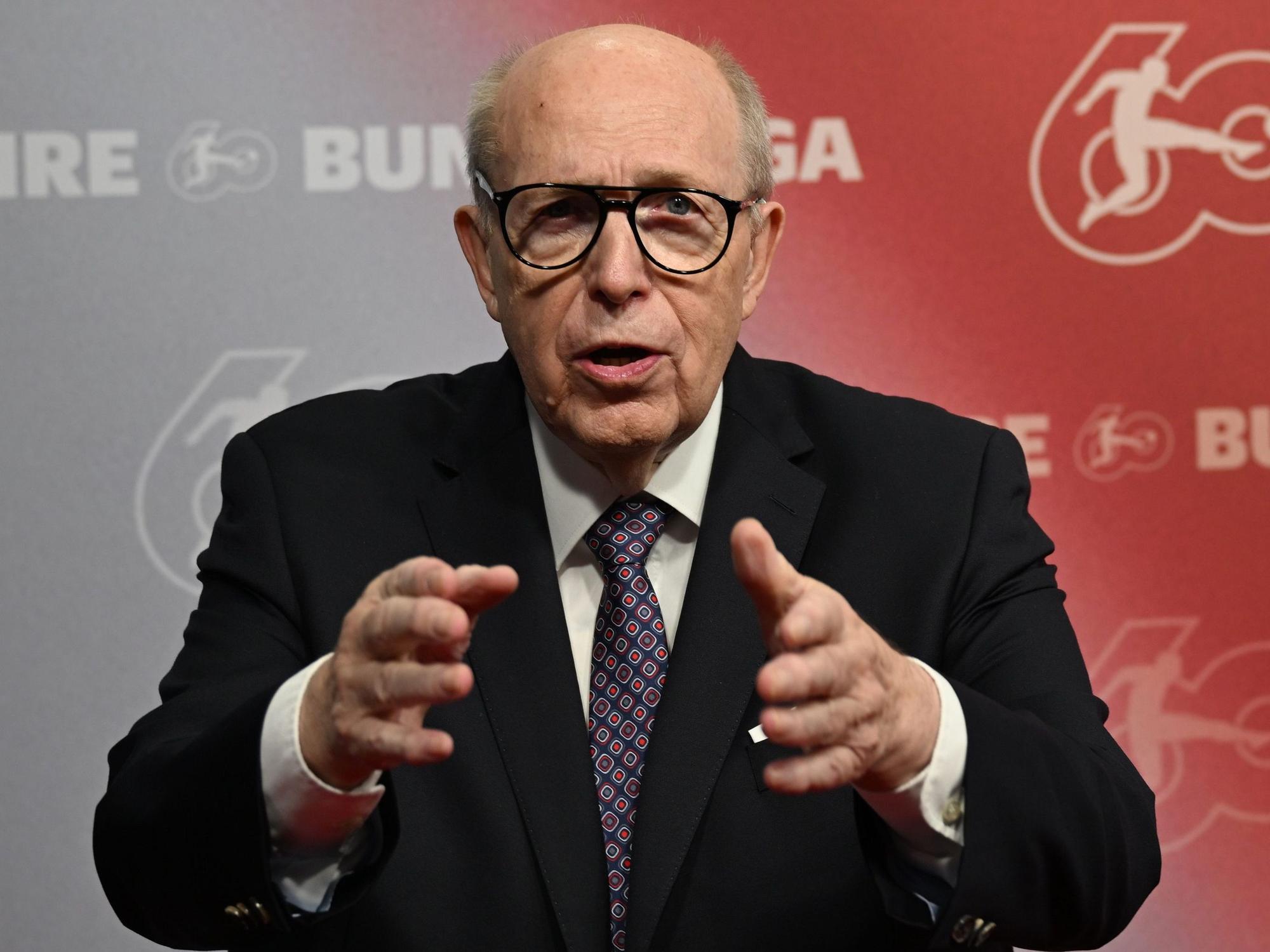 Reiner Calmund schaut in die Kamera.
