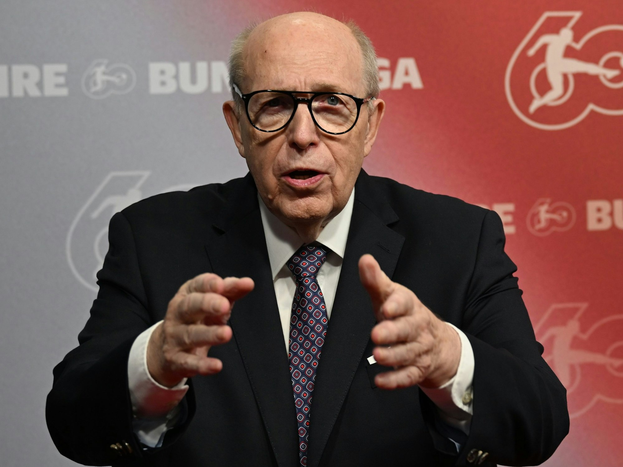 Reiner Calmund schaut in die Kamera.