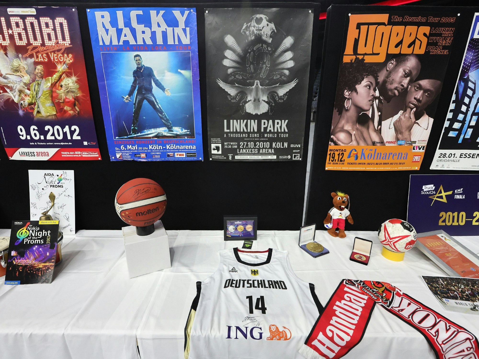 25 Jahre Lanxess-Arena, Pressekonferenz, ausgestellte Erinnerungsstücke.