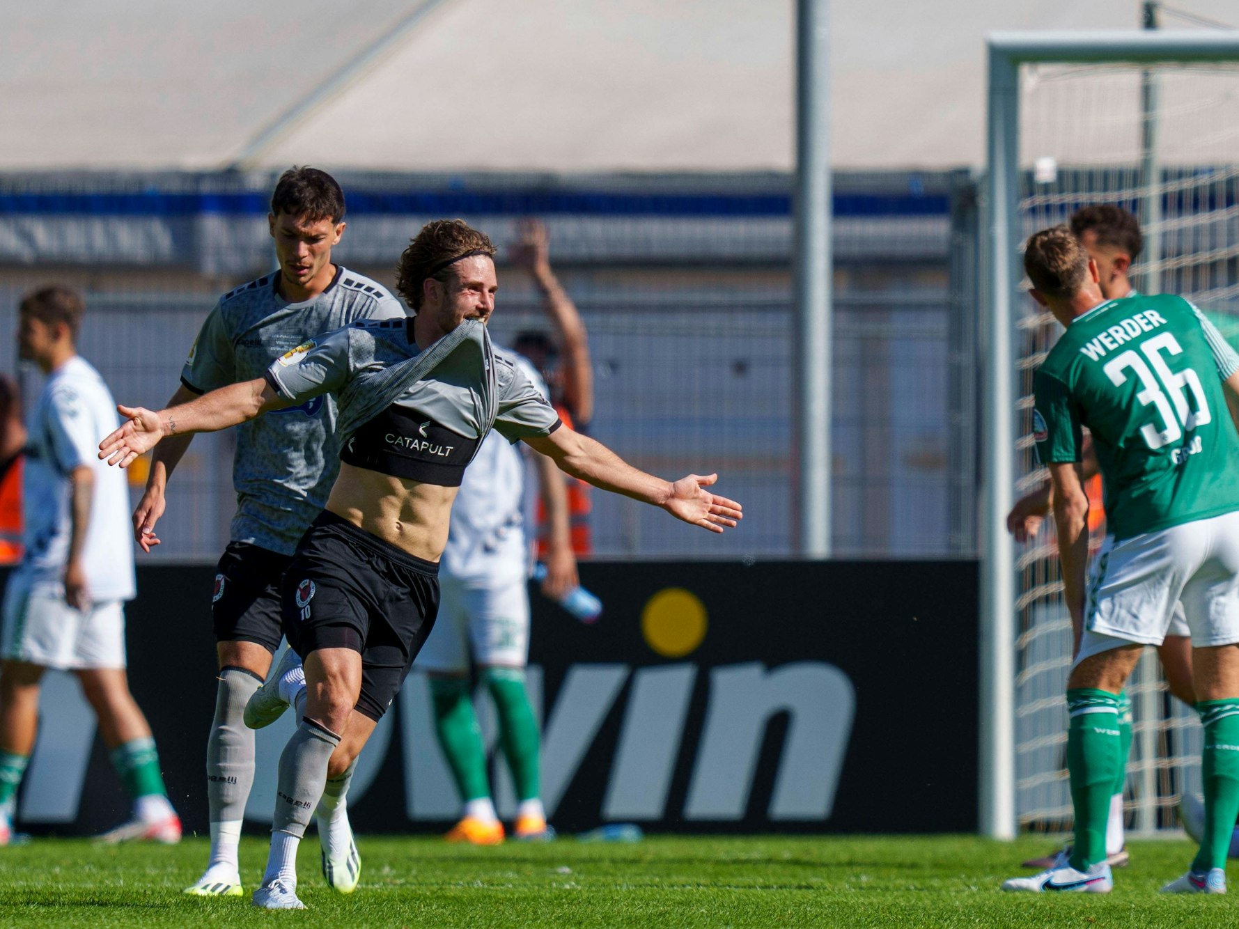 David Philipp jubelt mit ausgebreiteten Armen und hochgezogenem Trikot über ein Tor.