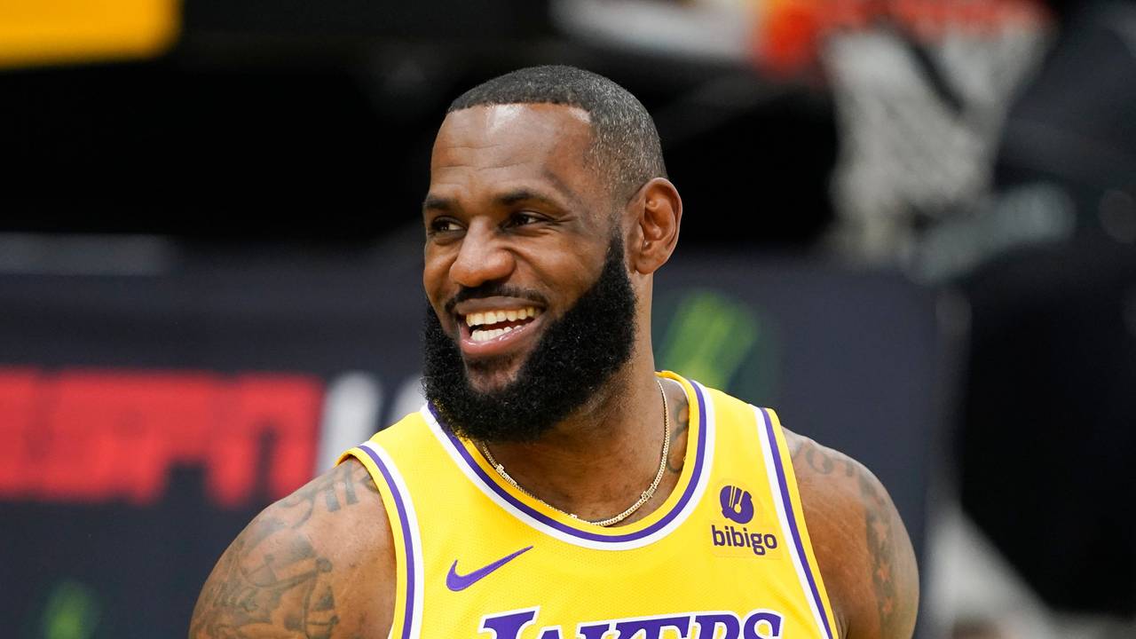LeBron James grinst beim NBA-Medientag. Er trägt ein gelbes Lakers-Trikot.