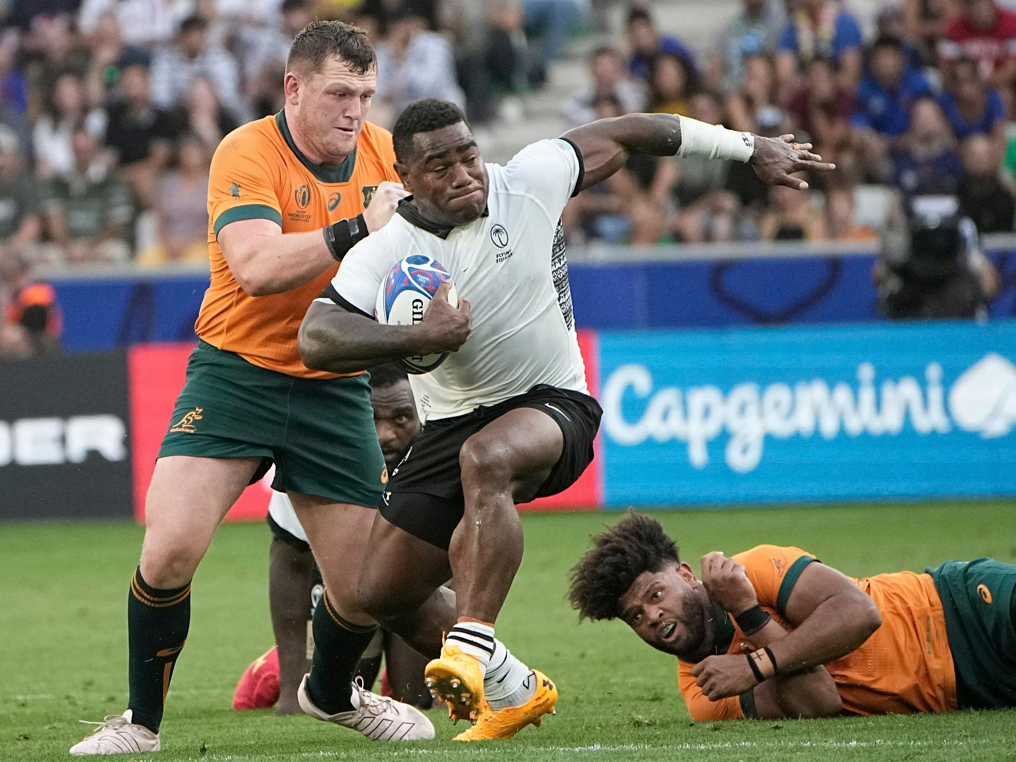 Josua Tuisova gegen Angus Bell während der Rugby-WM.