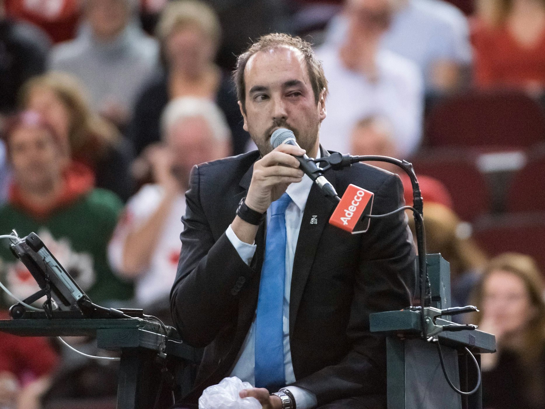 Der französische Stuhlschiedsrichter Arnaud Gabas hat ein zugeschwollenes Auge und ein stark gerötetes Gesicht, nachdem er von einem Ball im Gesicht getroffen wurde.