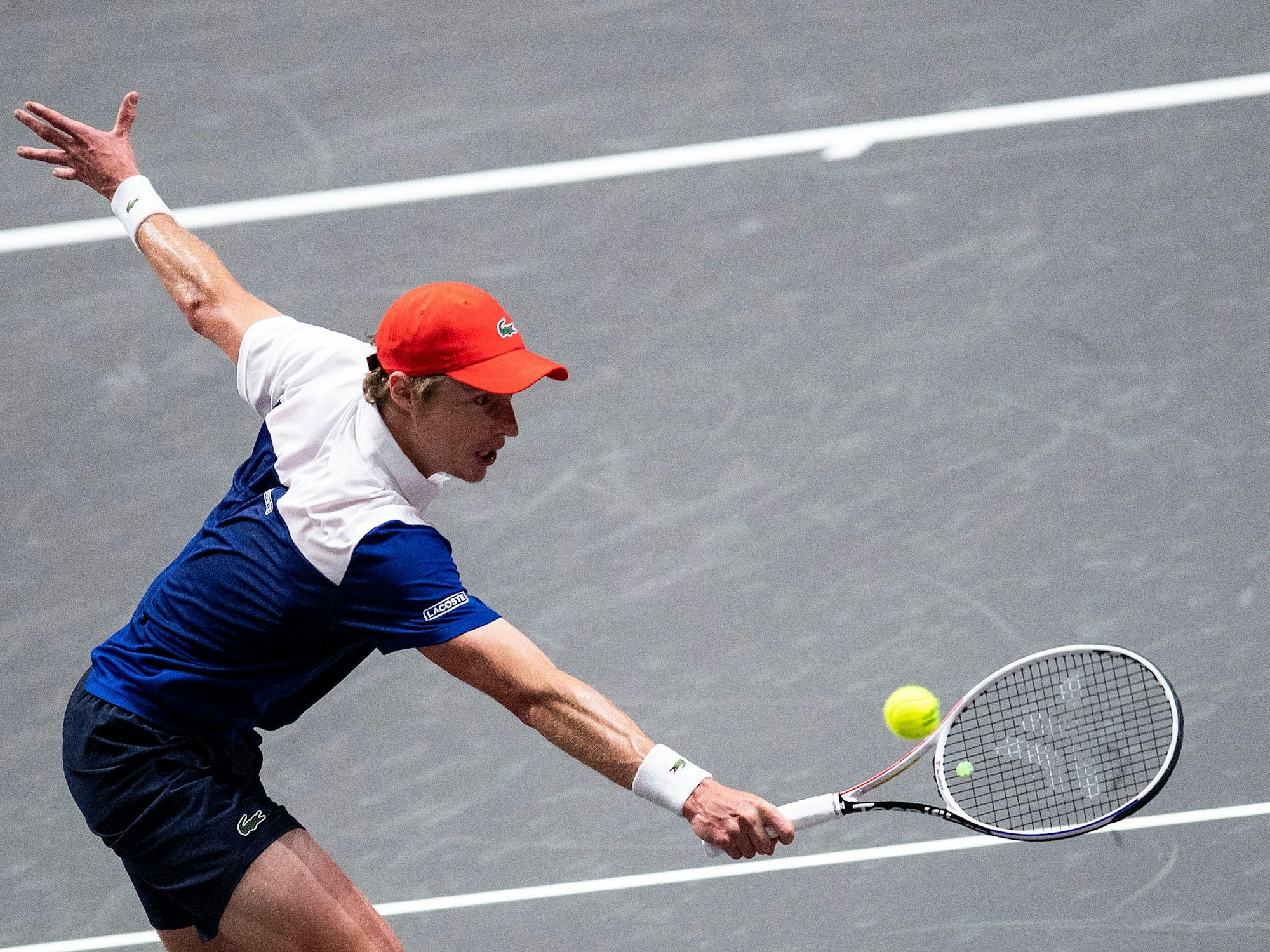Marc Polmans schlägt einen Rückhand-Volley.
