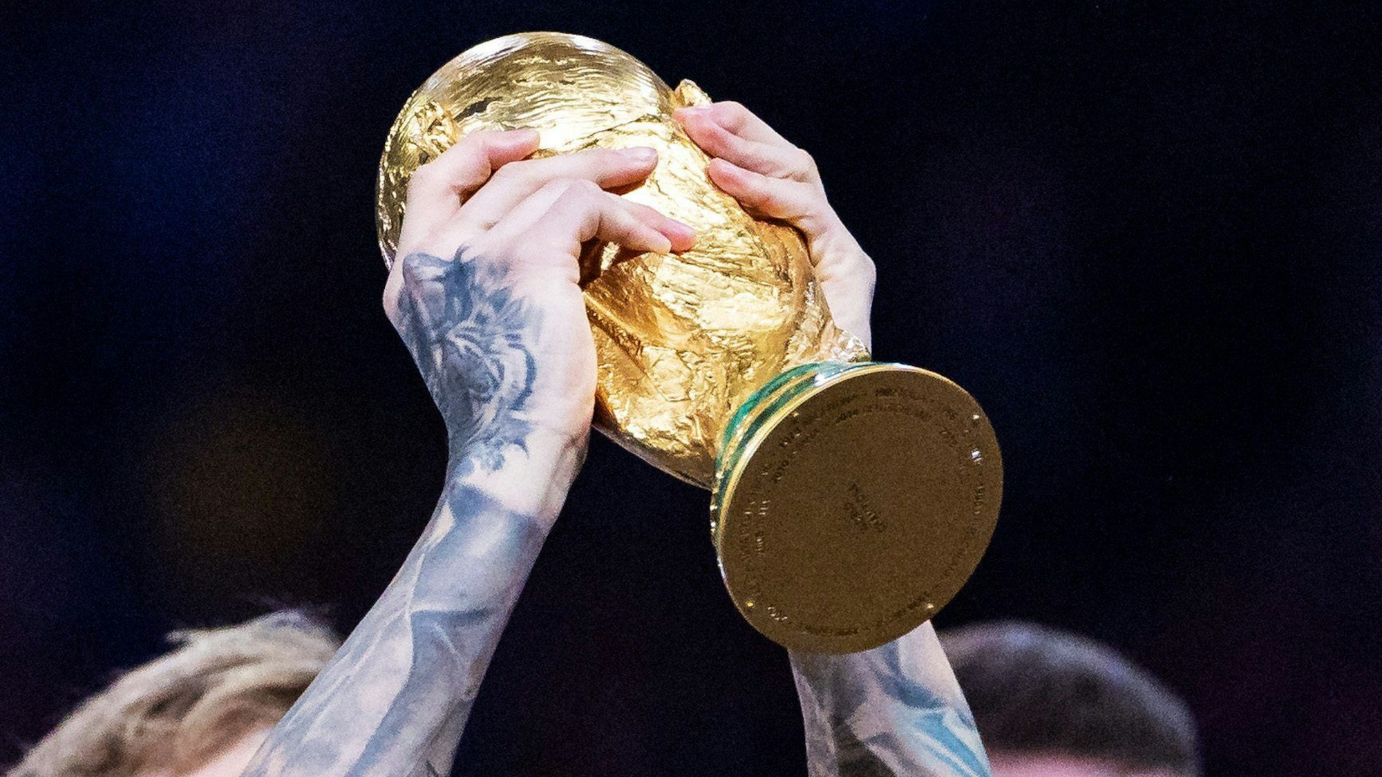 Der WM-Pokal in den Händen von Nicolas Otamendi.