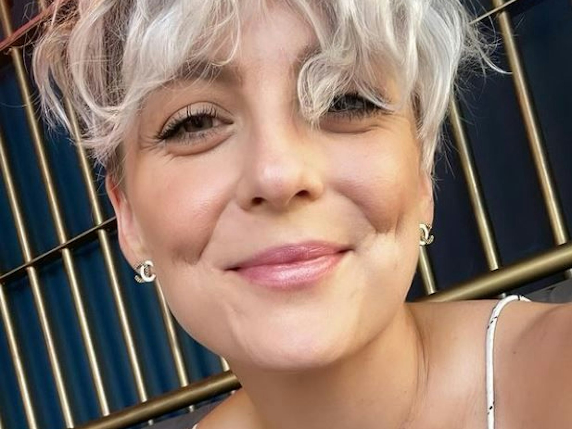 Selfie von Doreen aus Köln. Sie zeigt sich mit blonden Locken in einem Kölner Café.
