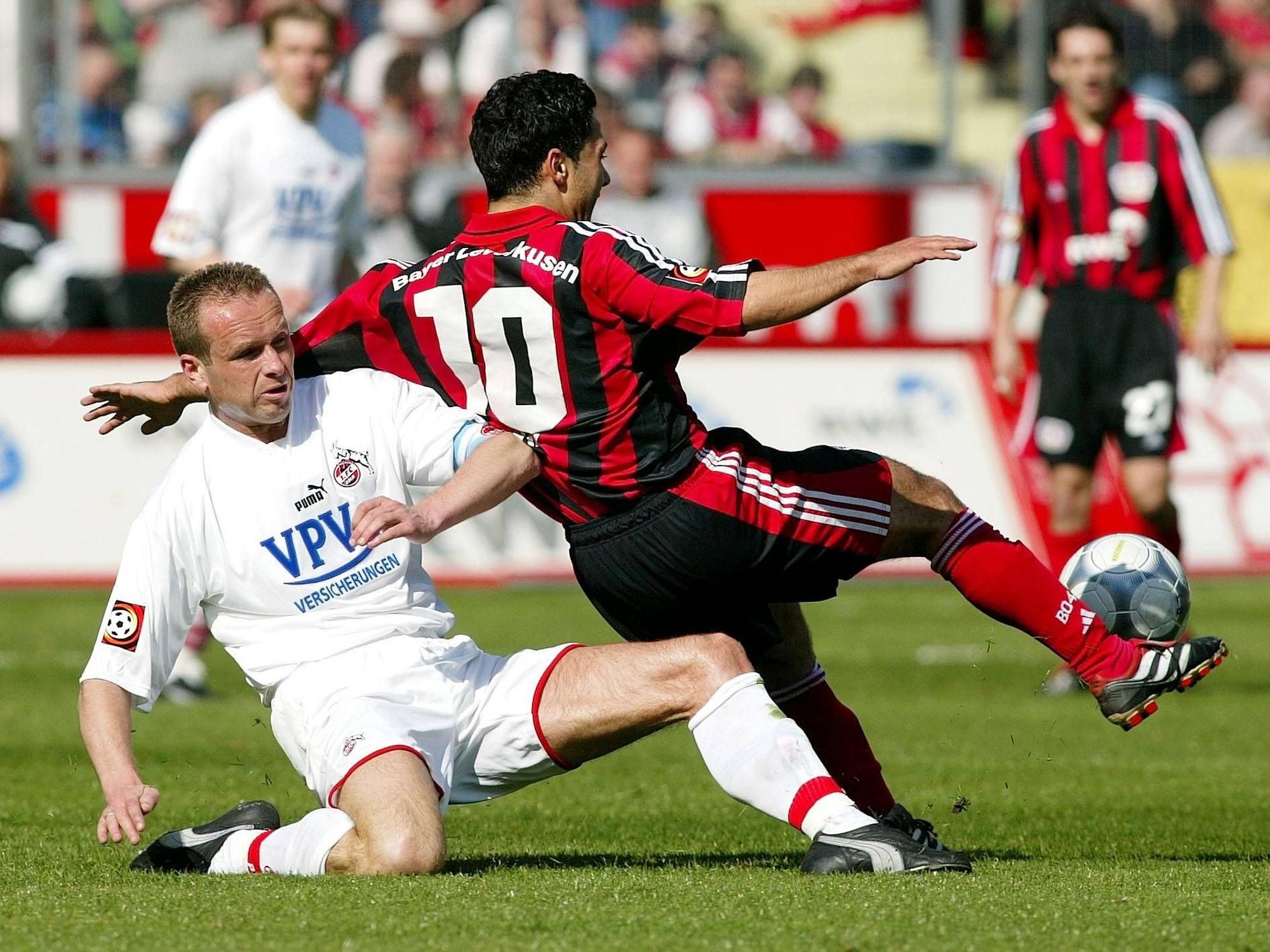 Dirk Lottner (li., Köln) säbelt Yildiray Bastürk (Leverkusen) um.