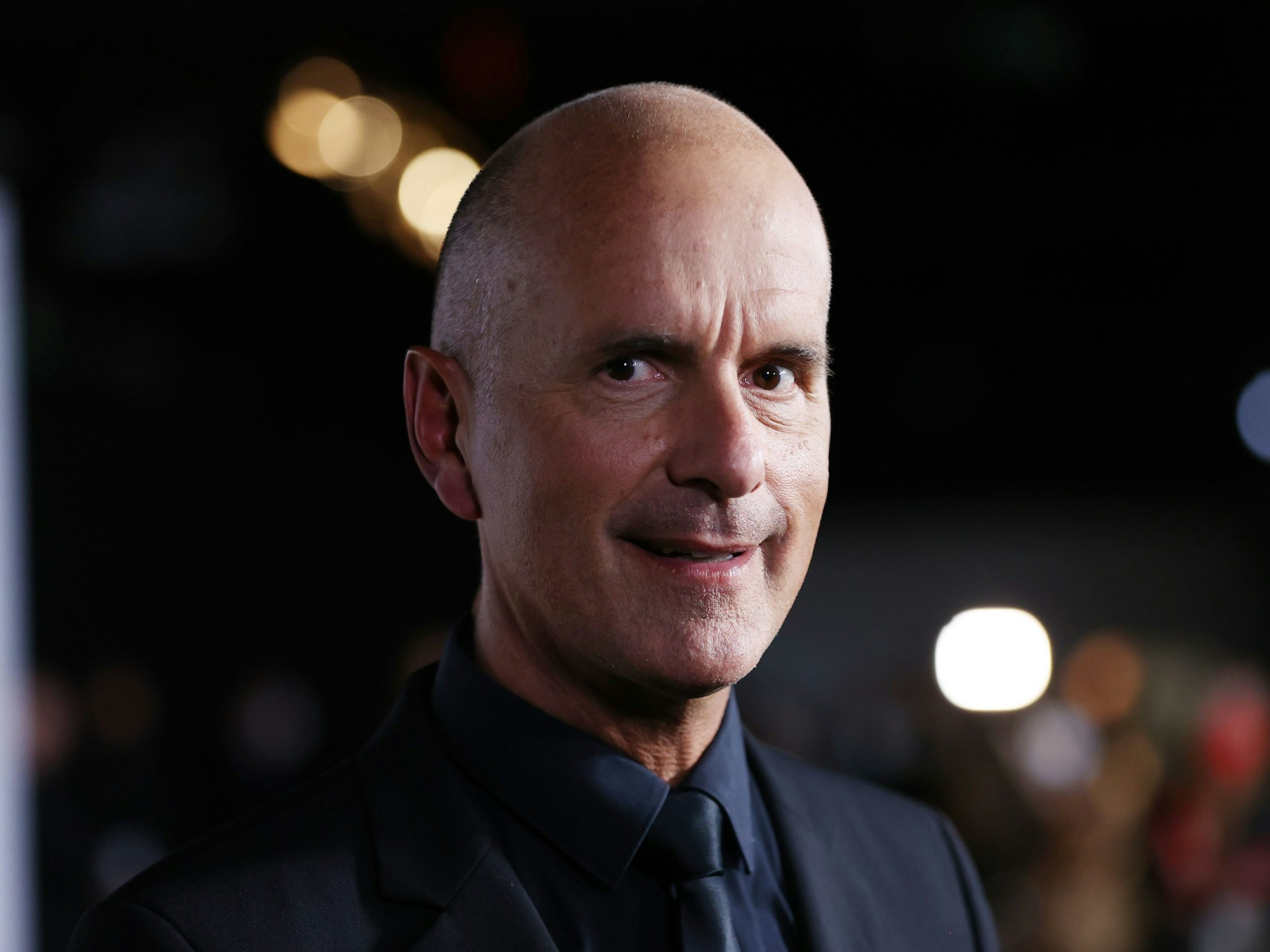 Der Schauspieler Christoph Maria Herbst steht bei der Verleihung des Deutschen Radiopreises 2021 an einer Fotowand.