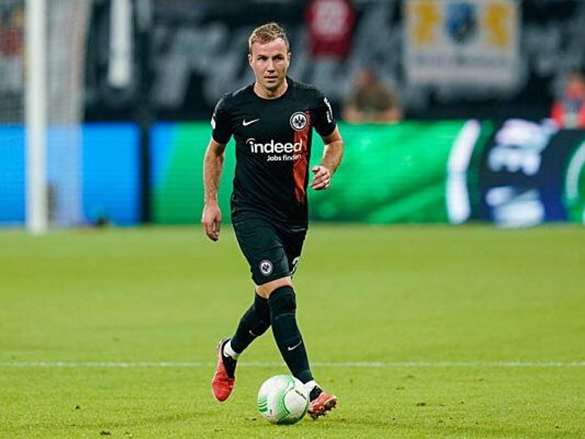 Mario Götze während eines Fußballspiels mit dem Ball am Fuß.
