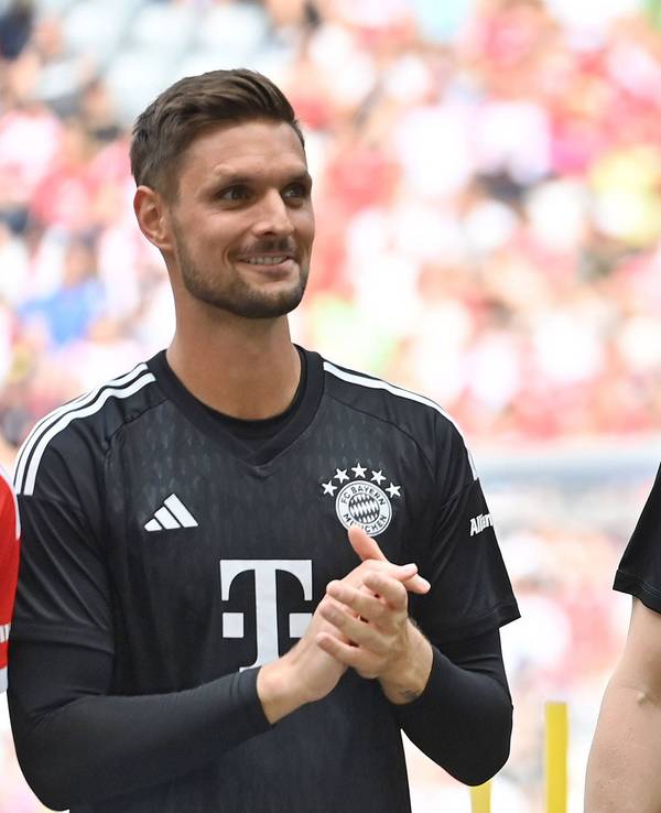 Sven Ulreich neben Manuel Neuer. Beide lachen.