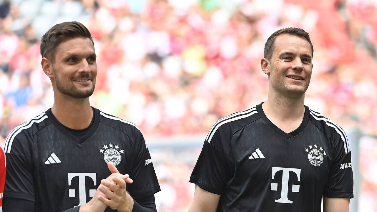 Sven Ulreich neben Manuel Neuer. Beide lachen.