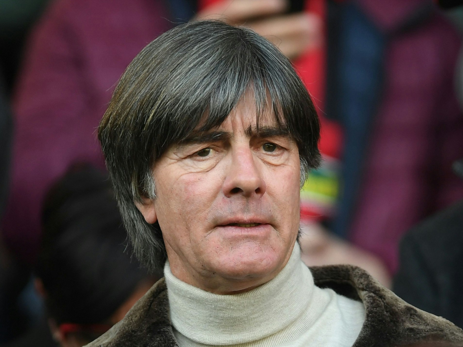 Jogi Löw als Zuschauer eines Bundesligaspiels auf der Tribüne.
