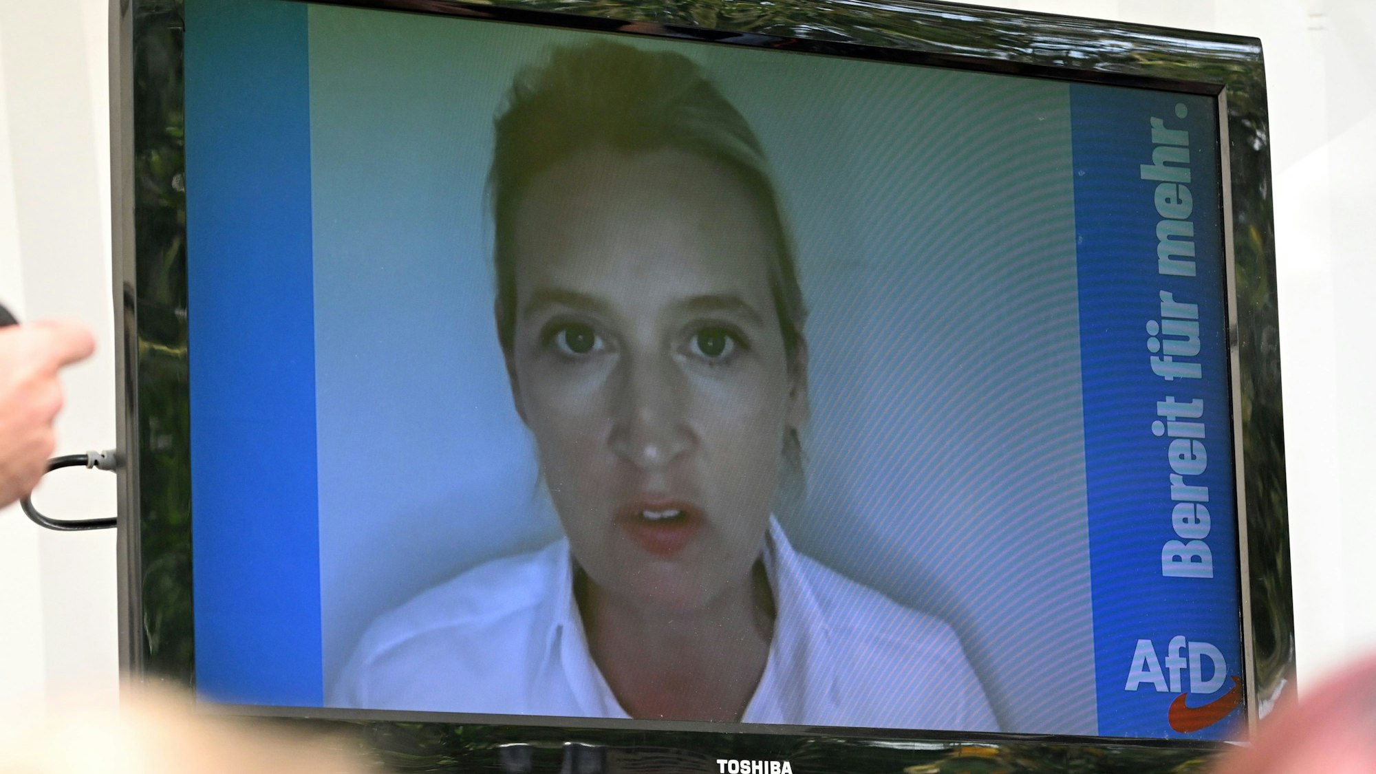 AfD-Bundesvorsitzende Alice Weidel in einer Videobotschaft bei einer Wahlkampf-Veranstaltung der AfD, unweit vom Deutsch-Deutschen Museum Mödlareuth.