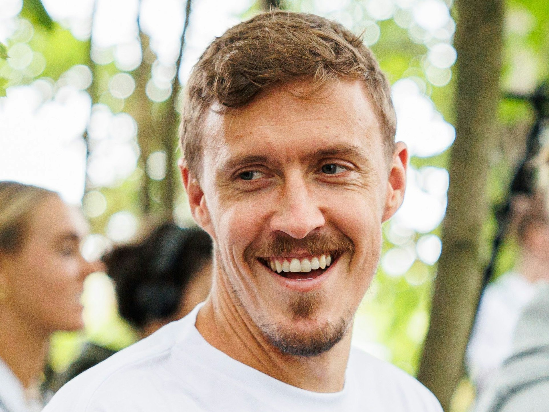 Max Kruse lacht.