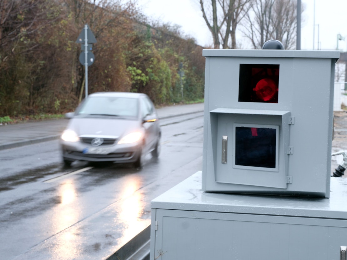 Eine mobile Blitzeranlage steht auf dem Auenweg in Köln.