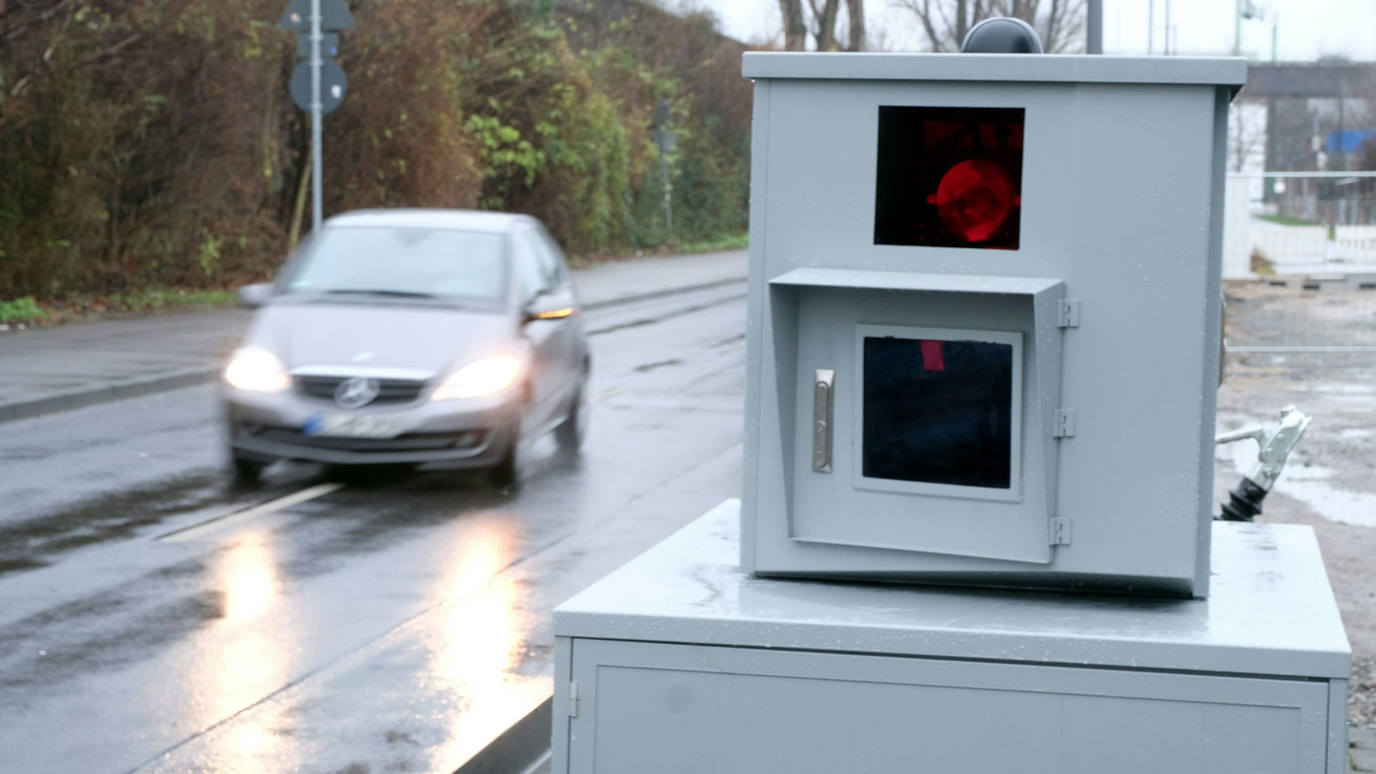 Eine mobile Blitzeranlage steht auf dem Auenweg in Köln.