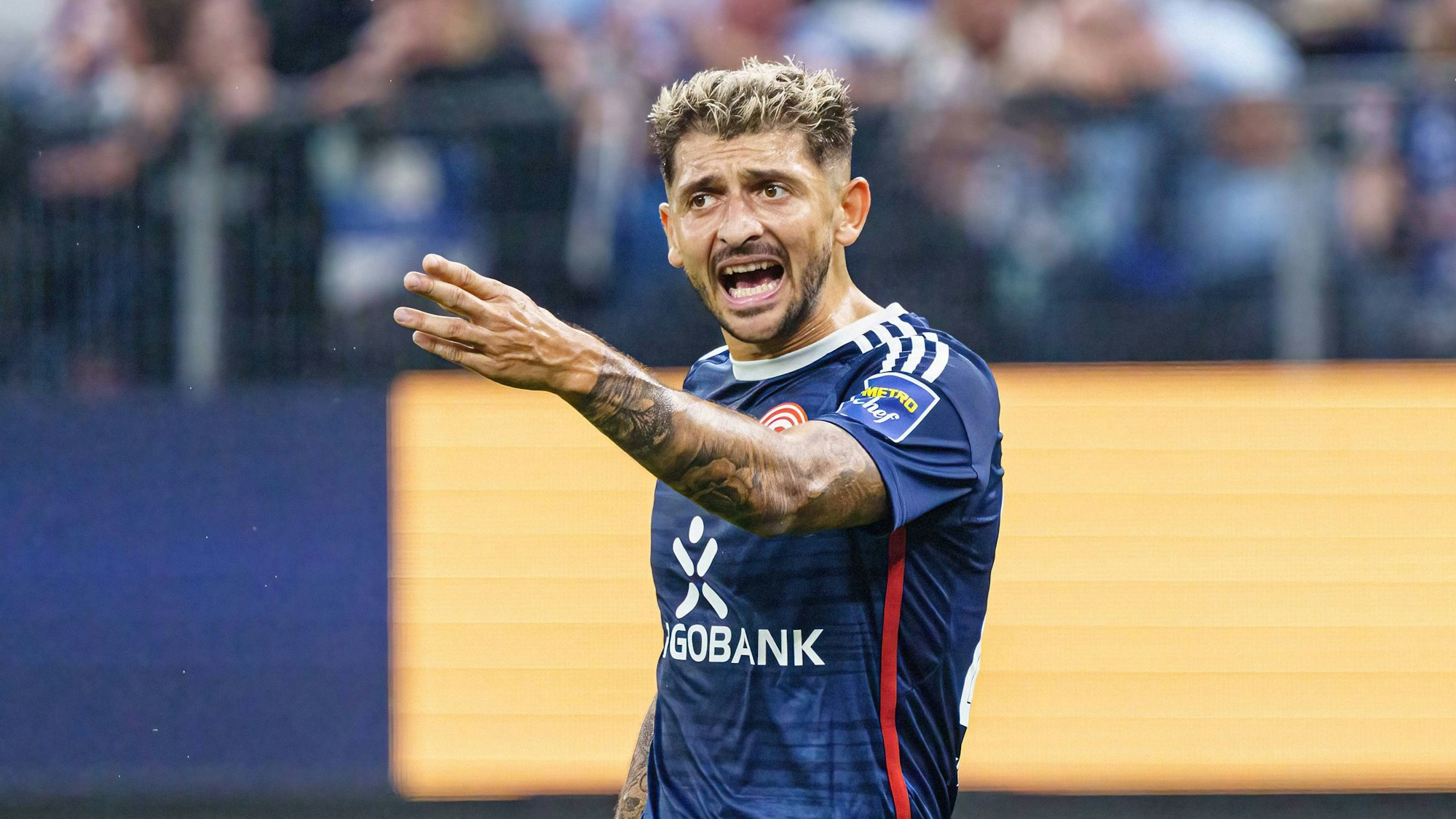 Matthias Zimmermann gestikuliert im Spiel beim HSV auf dem Platz.