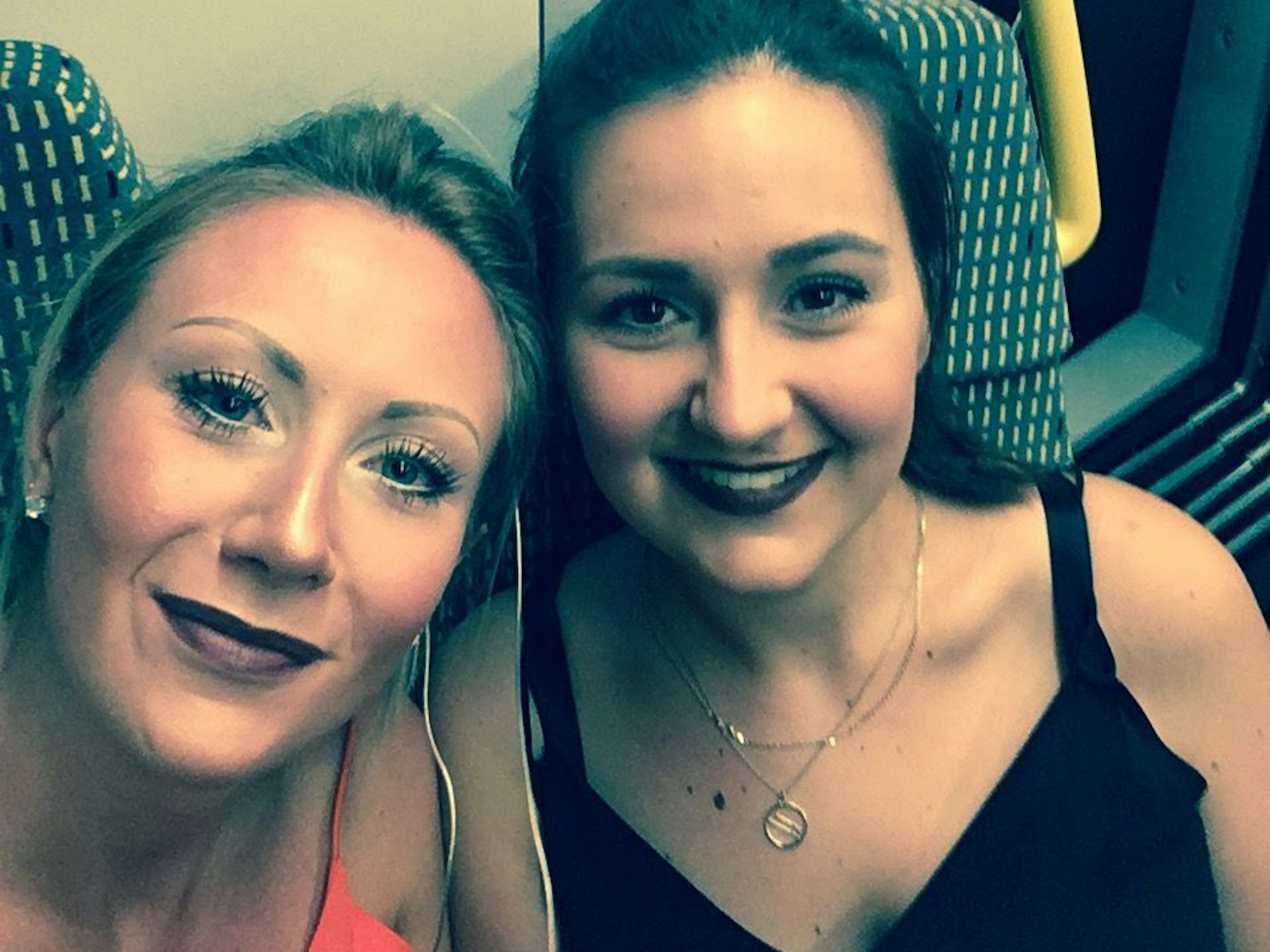 Ella und ihre Schwester auf dem Weg in die Klapsmühle.