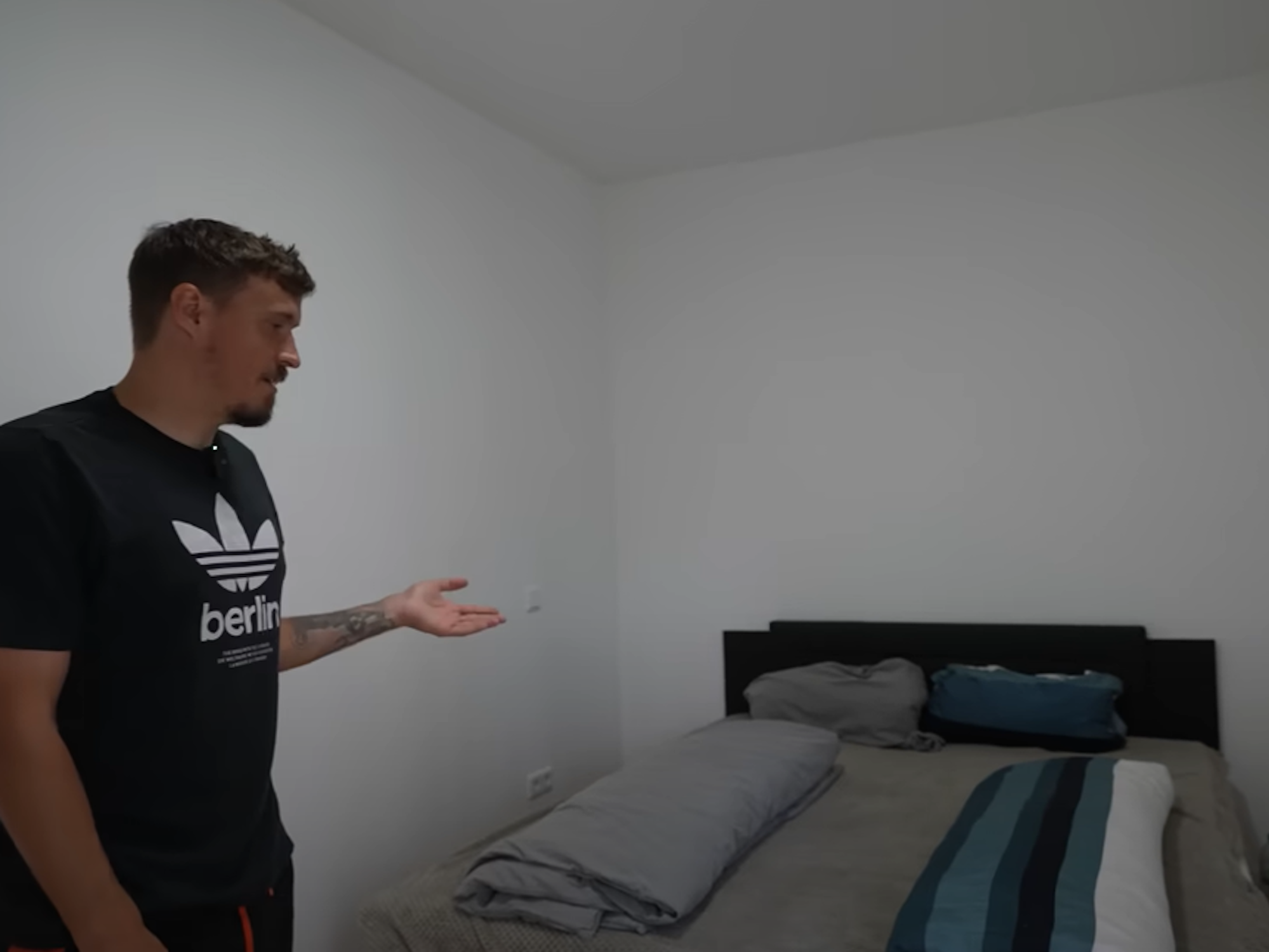 Max Kruse steht in seinem Schlafzimmer.