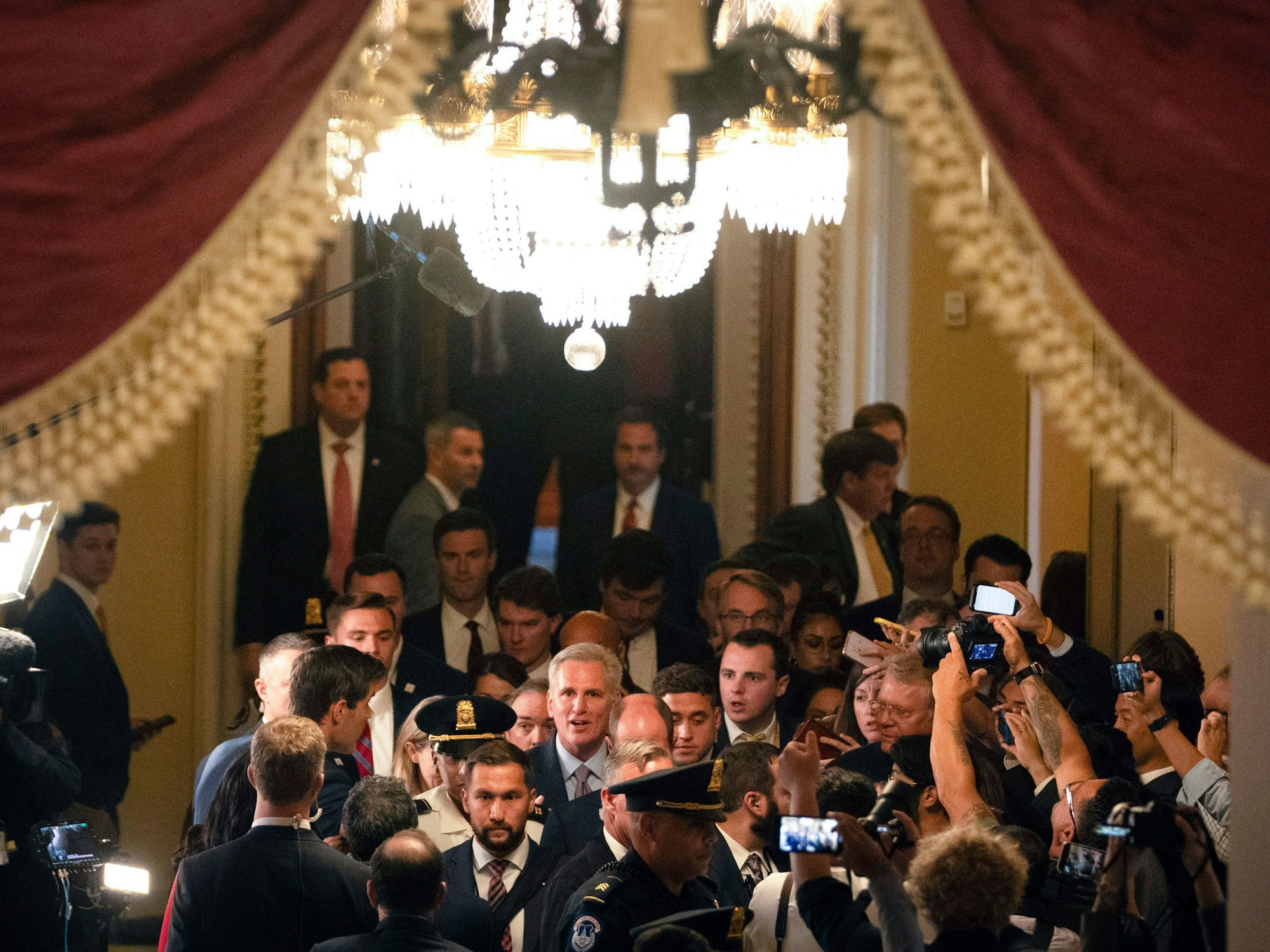 Kevin McCarthy, Abgeordneter und ehemals Vorsitzender des US-Repräsentantenhauses, verlässt das Repräsentantenhaus, nachdem er als Sprecher abgesetzt wurde.